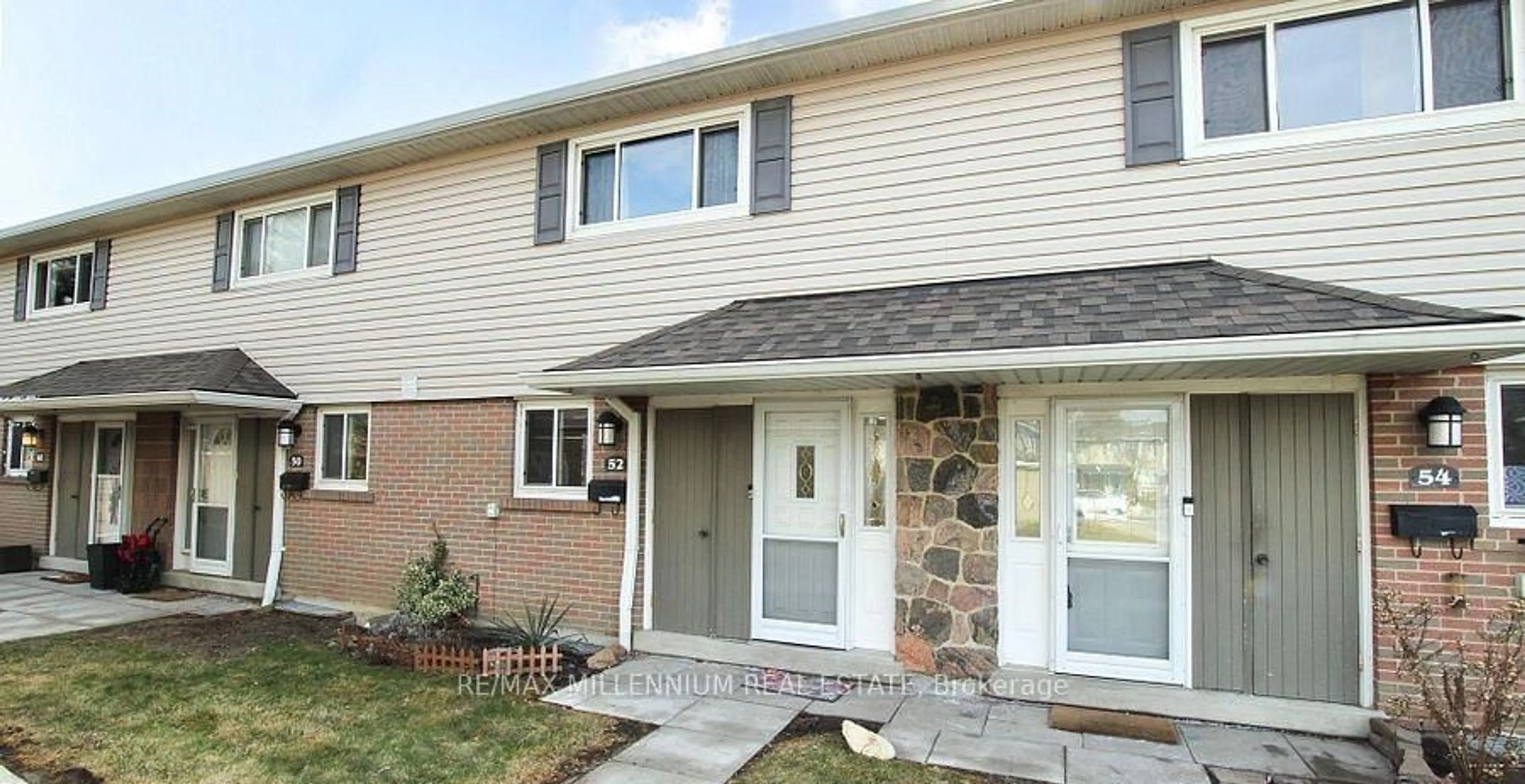Home with vinyl exterior material, street for 52 Village Crt, Brampton Ontario L6W 1A6