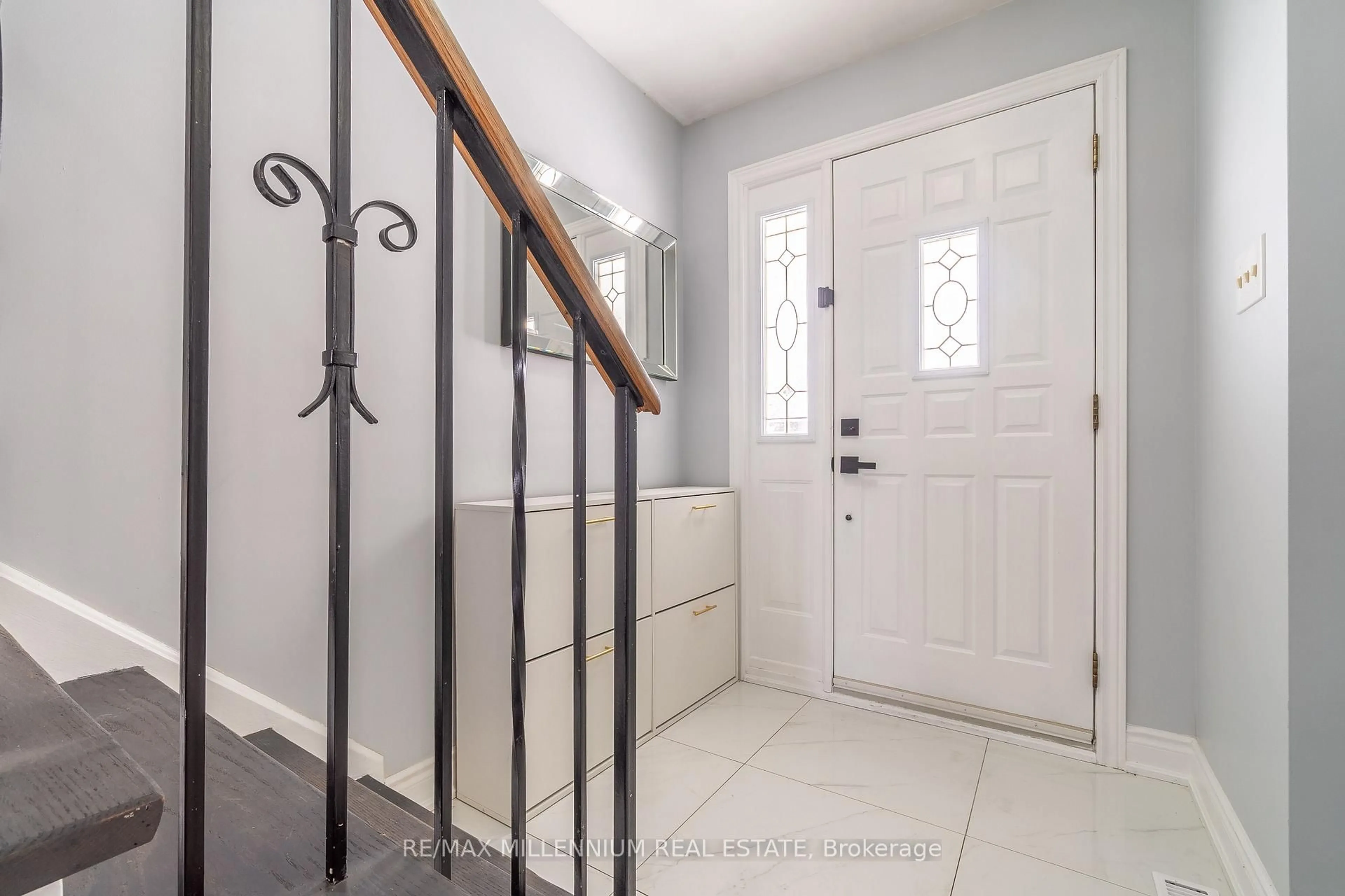 Indoor entryway for 52 Village Crt, Brampton Ontario L6W 1A6