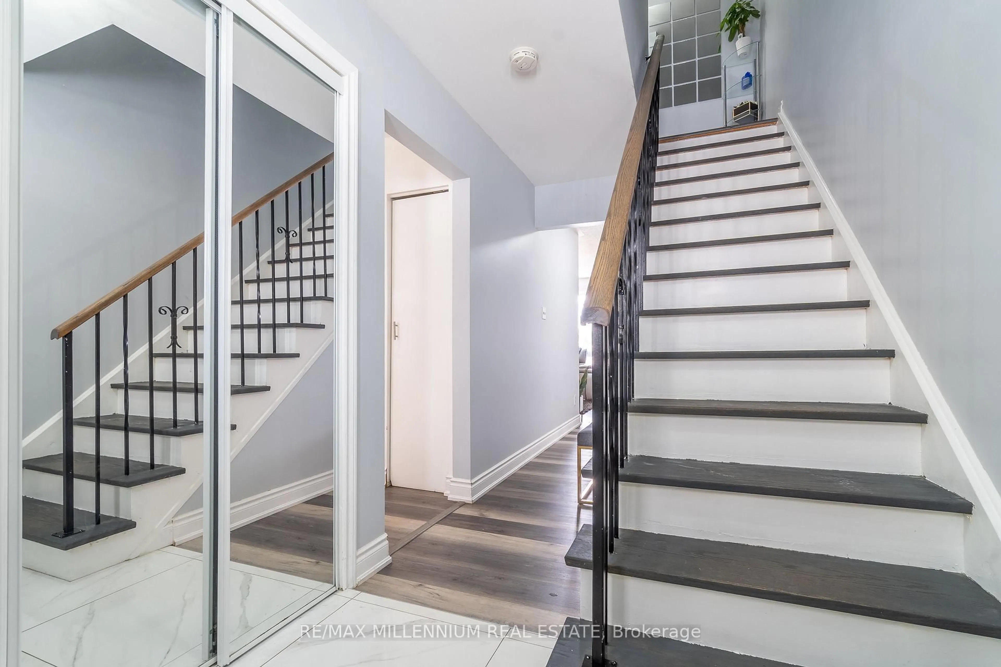 Unknown for 52 Village Crt, Brampton Ontario L6W 1A6