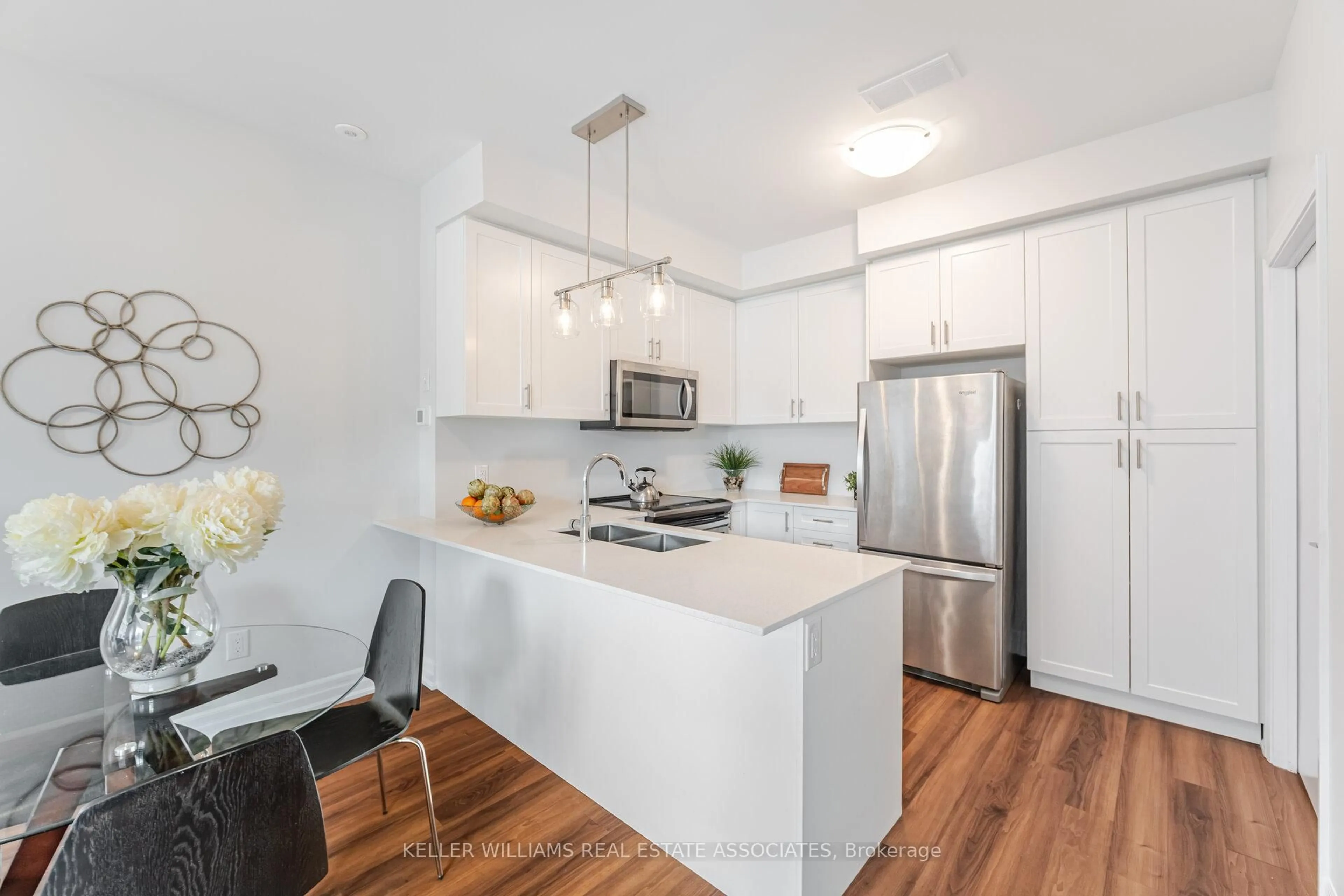 Open concept kitchen, unknown for 665 Cricklewood Dr #728, Mississauga Ontario L5G 0B9