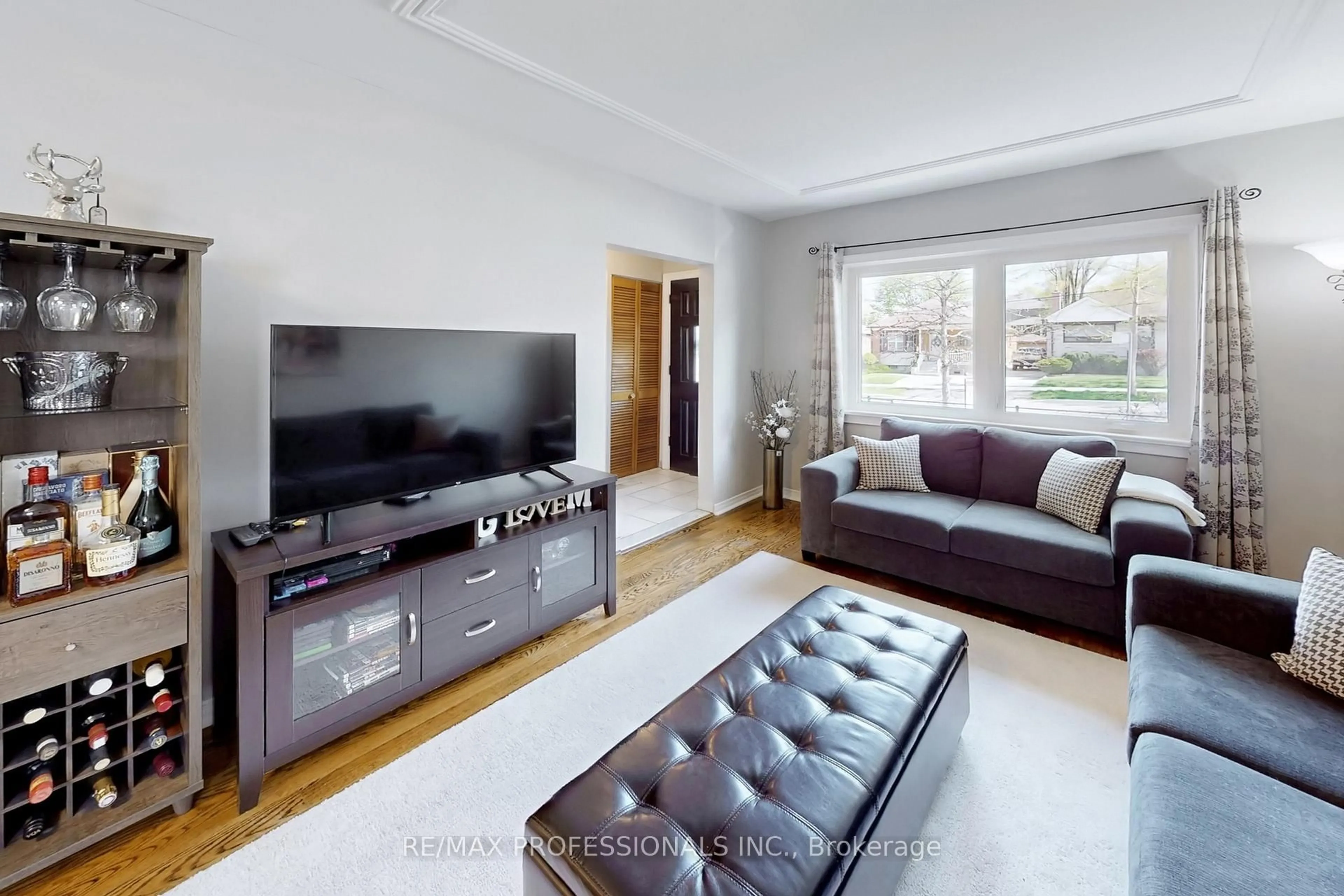 Living room with furniture, unknown for 24 Braeburn Ave, Toronto Ontario M9P 2J3