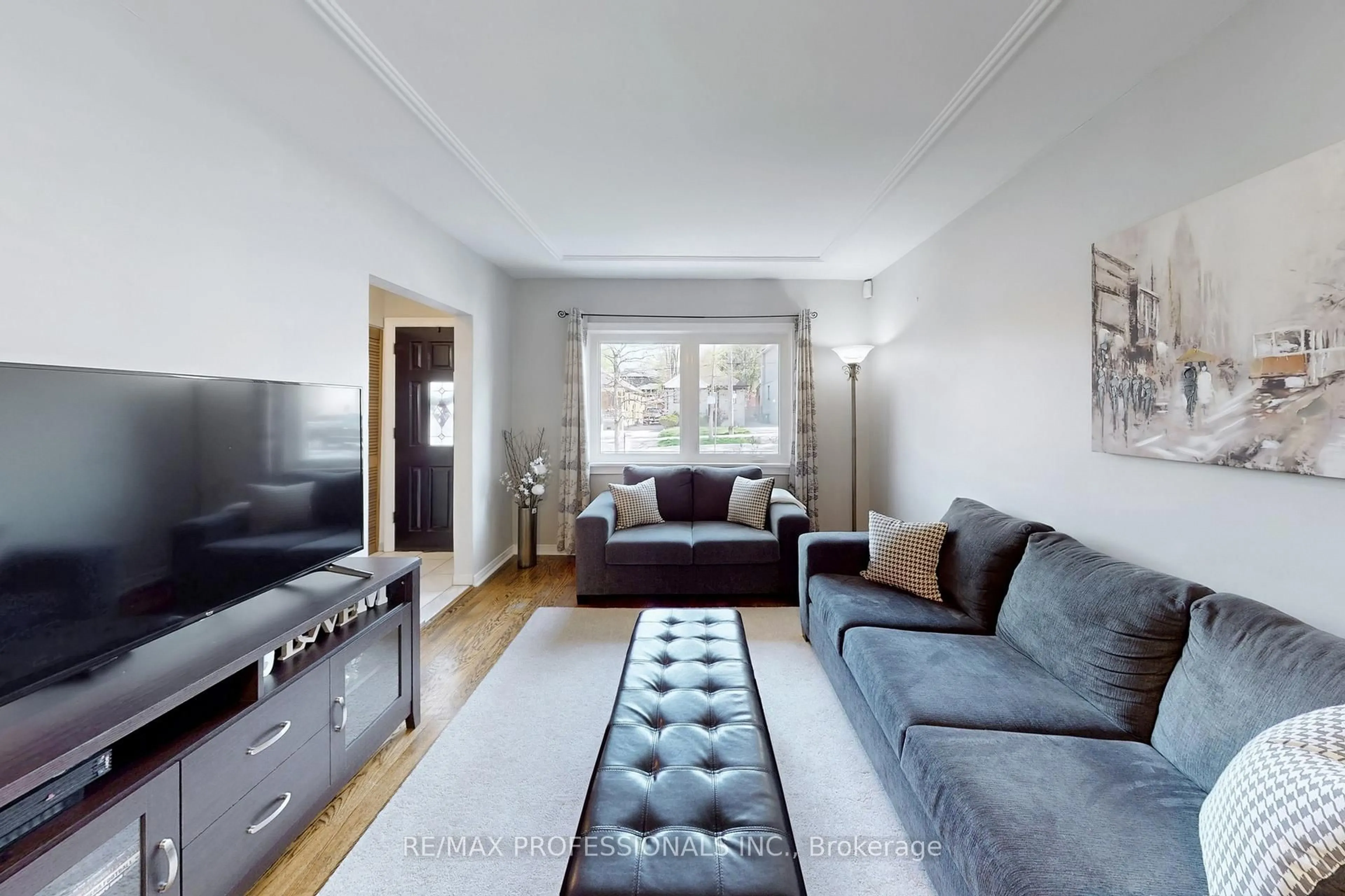 Living room with furniture, unknown for 24 Braeburn Ave, Toronto Ontario M9P 2J3