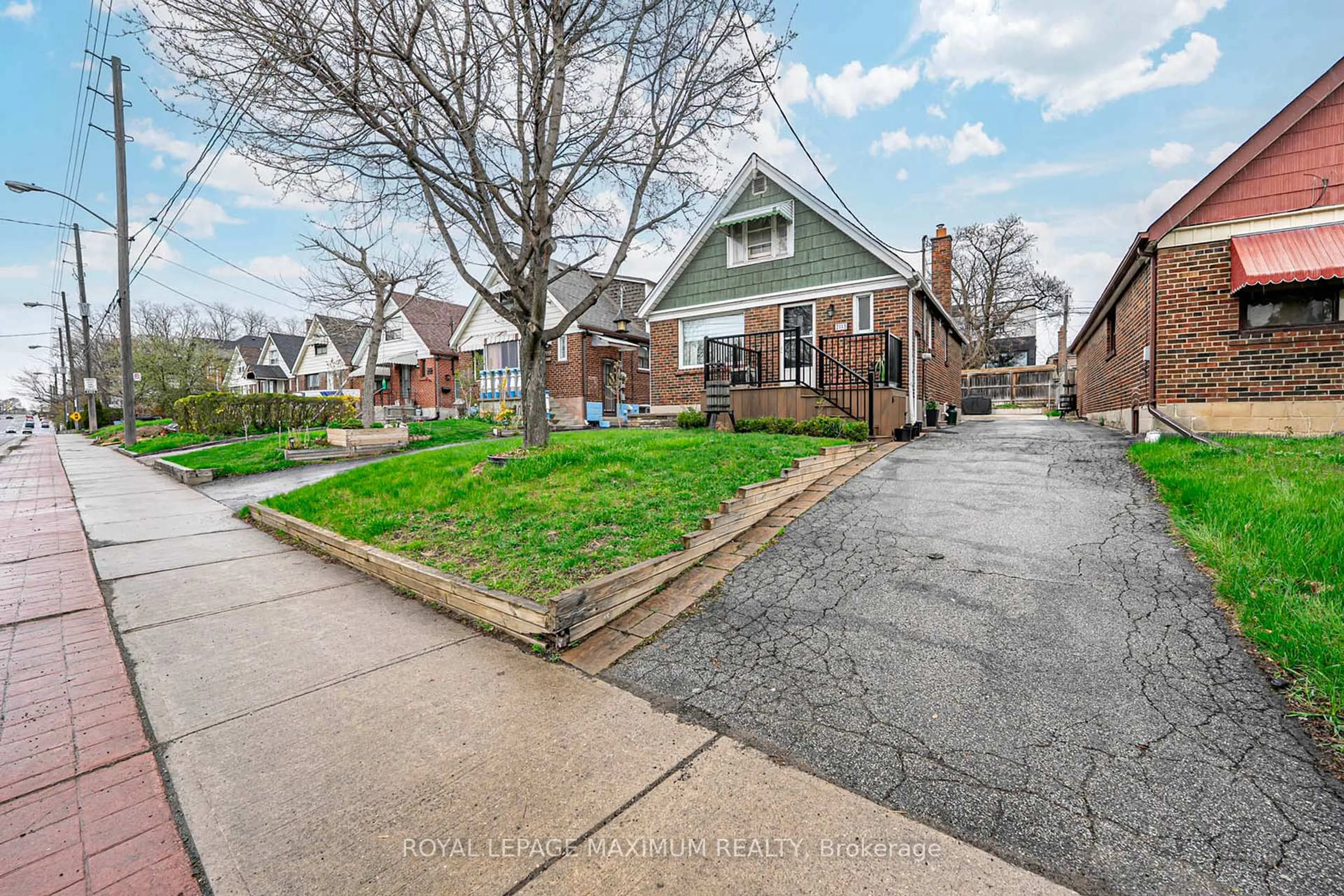 A pic from outside/outdoor area/front of a property/back of a property/a pic from drone, street for 2113 Keele St, Toronto Ontario M6M 3Z3