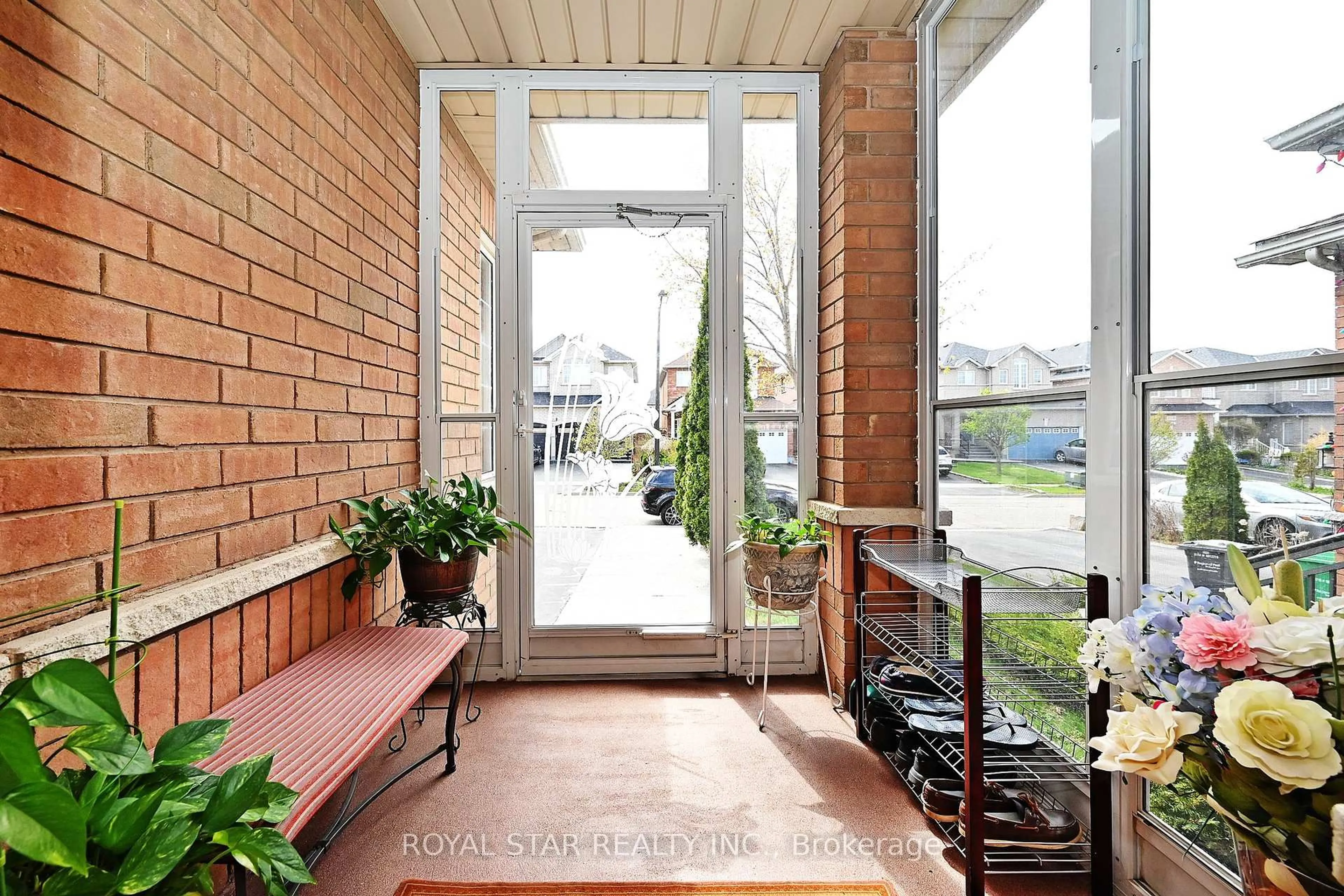 Indoor entryway for 395 Rocca Crt, Mississauga Ontario L5W 1V1