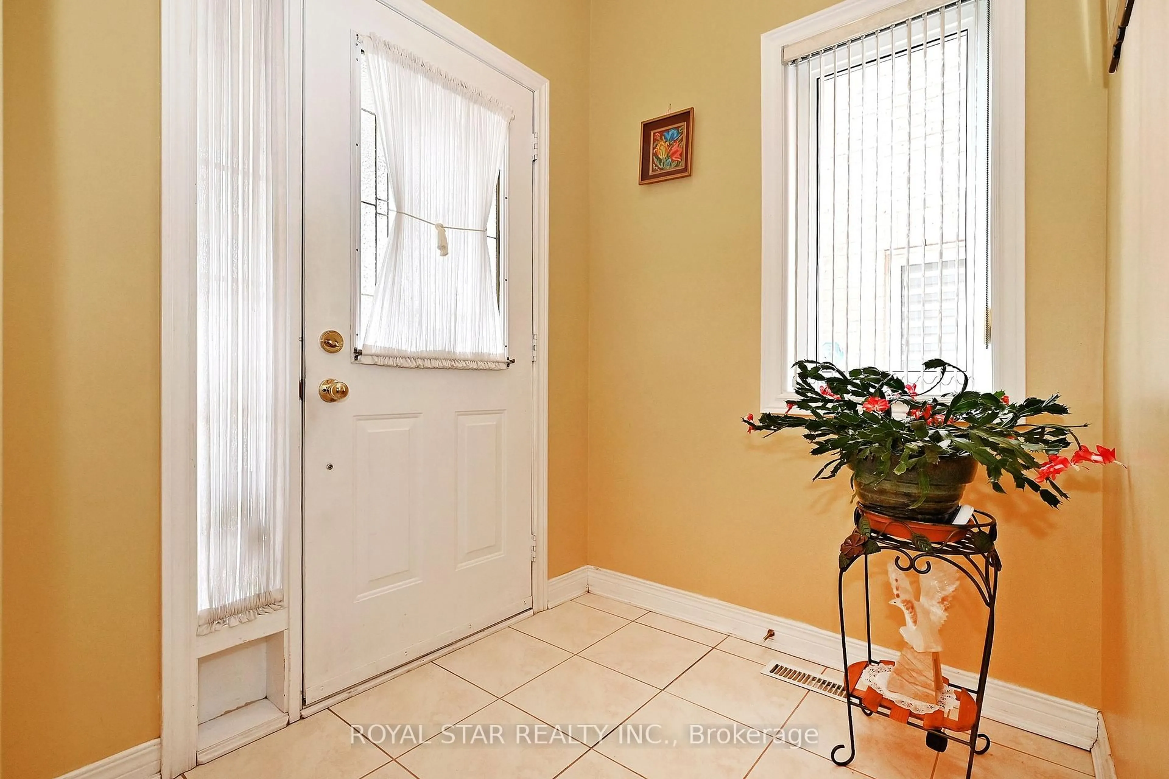 Indoor entryway for 395 Rocca Crt, Mississauga Ontario L5W 1V1