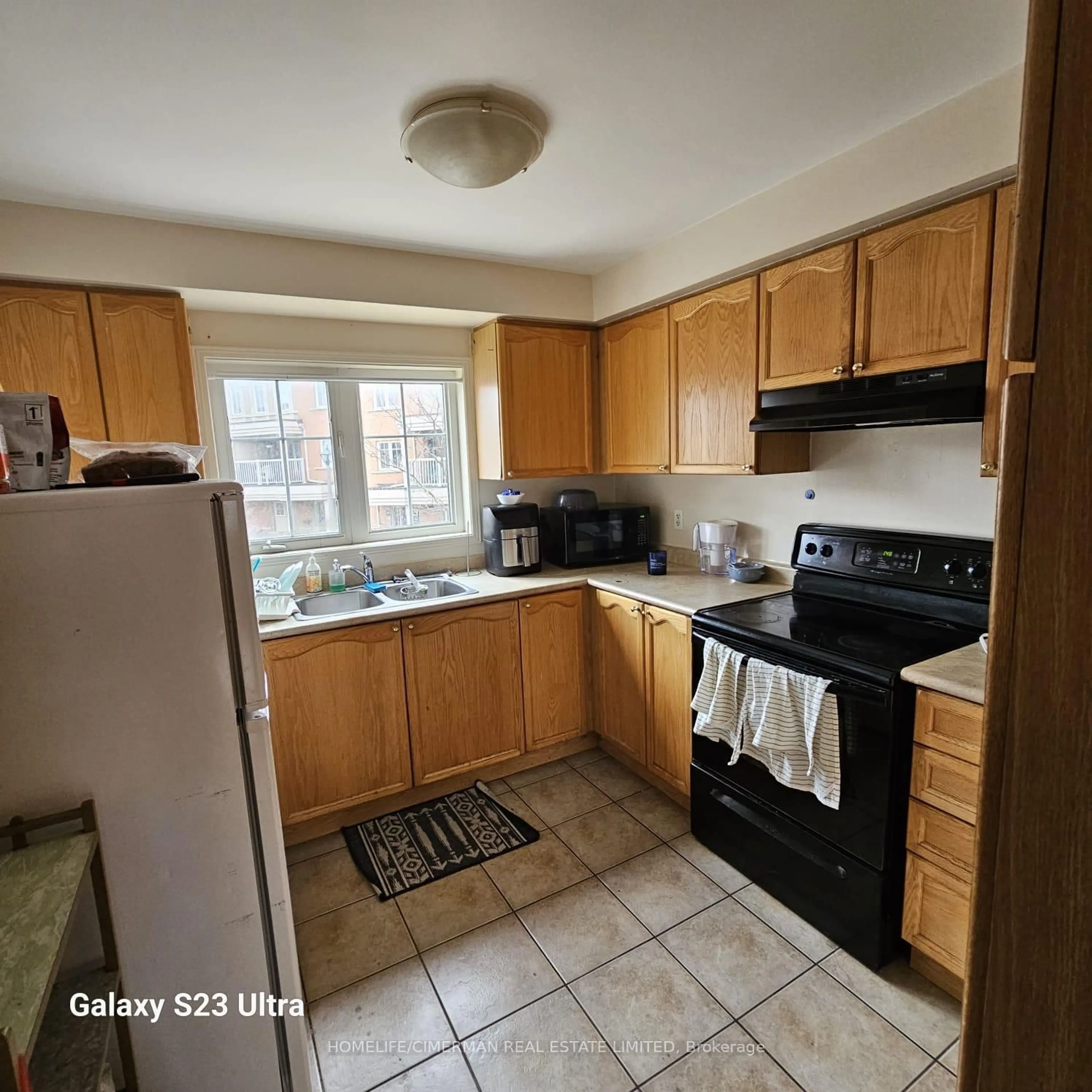 Standard kitchen, ceramic/tile floor for 365 Murray Ross Pkwy #16, Toronto Ontario M3J 3T7