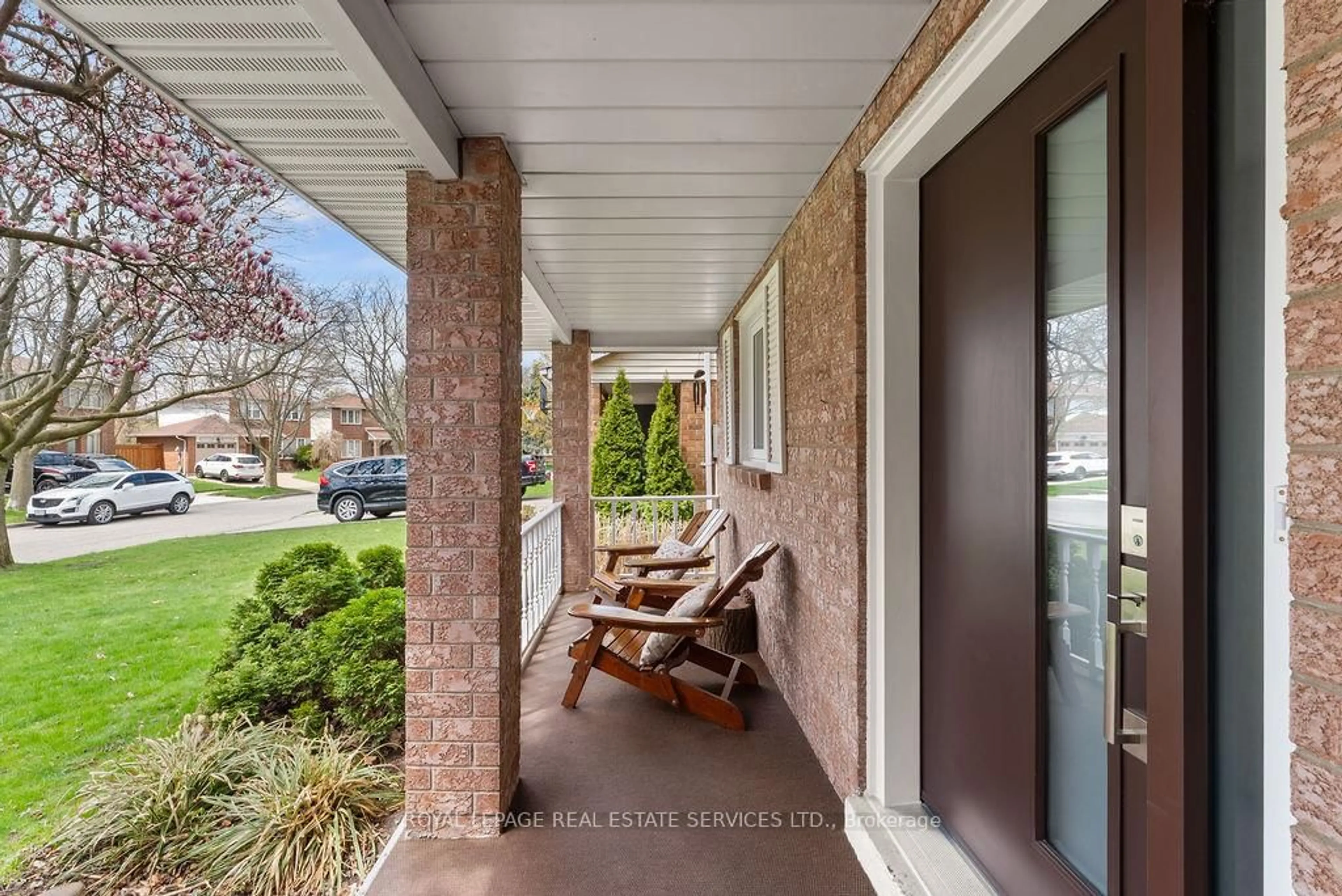 Patio, street for 161 Riverview St, Oakville Ontario L6L 5S2
