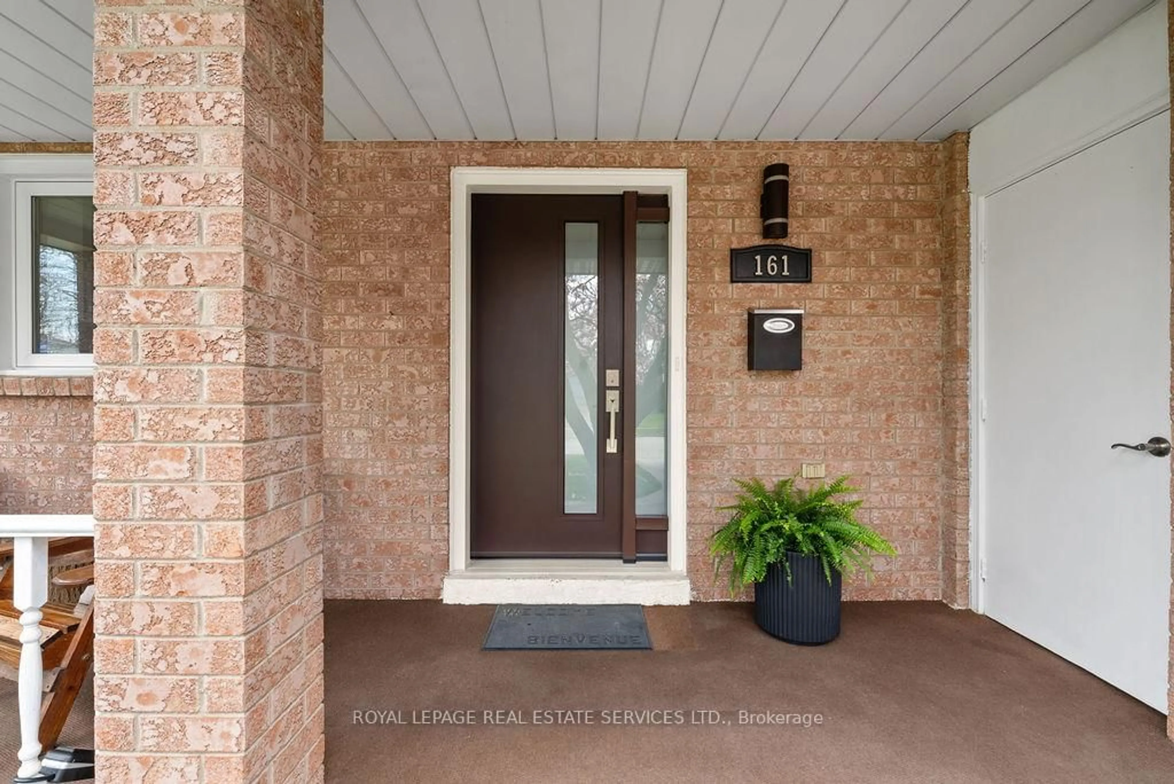 Indoor entryway for 161 Riverview St, Oakville Ontario L6L 5S2