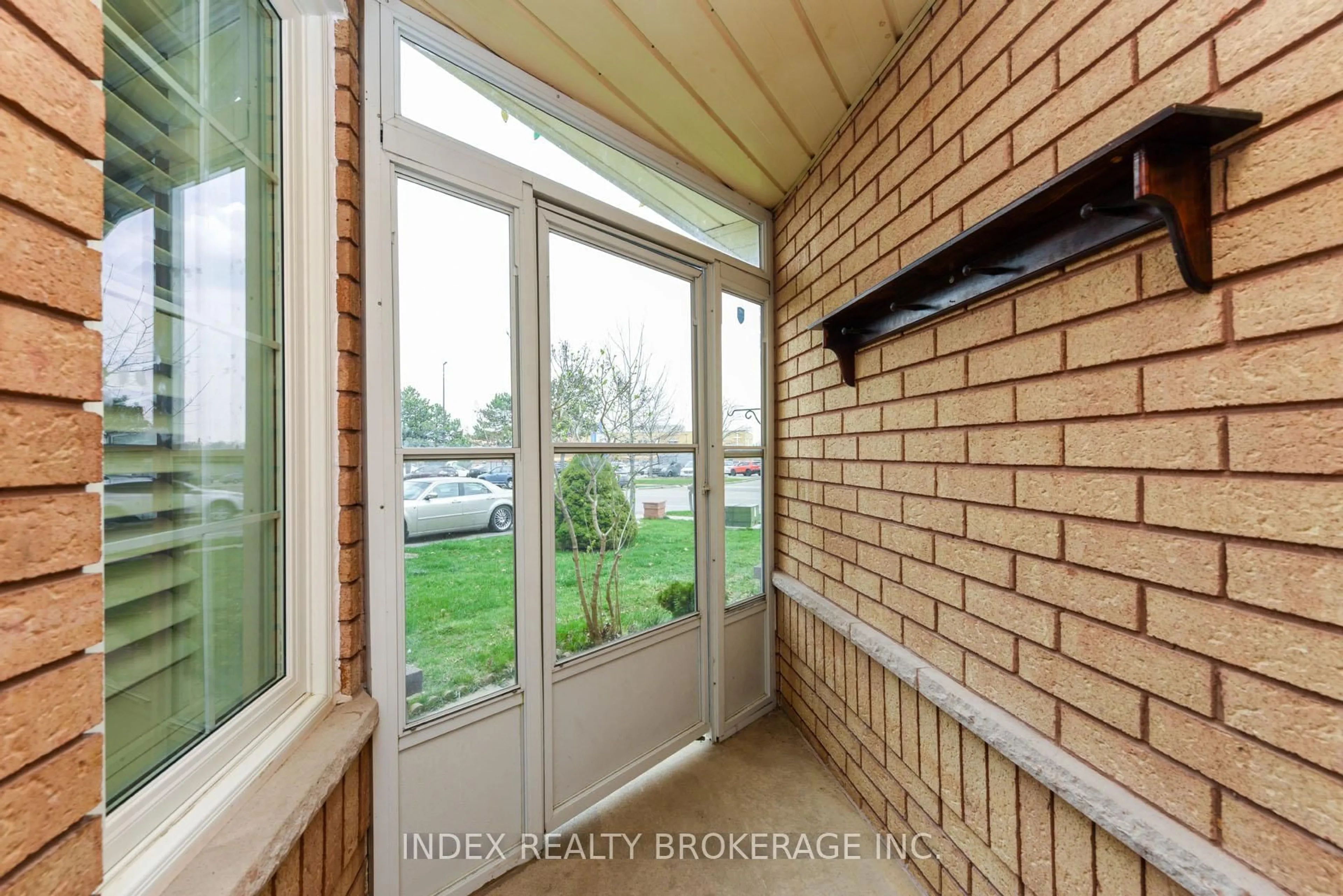 Indoor entryway for 18 Drinkwater Rd, Brampton Ontario L6Y 4T6