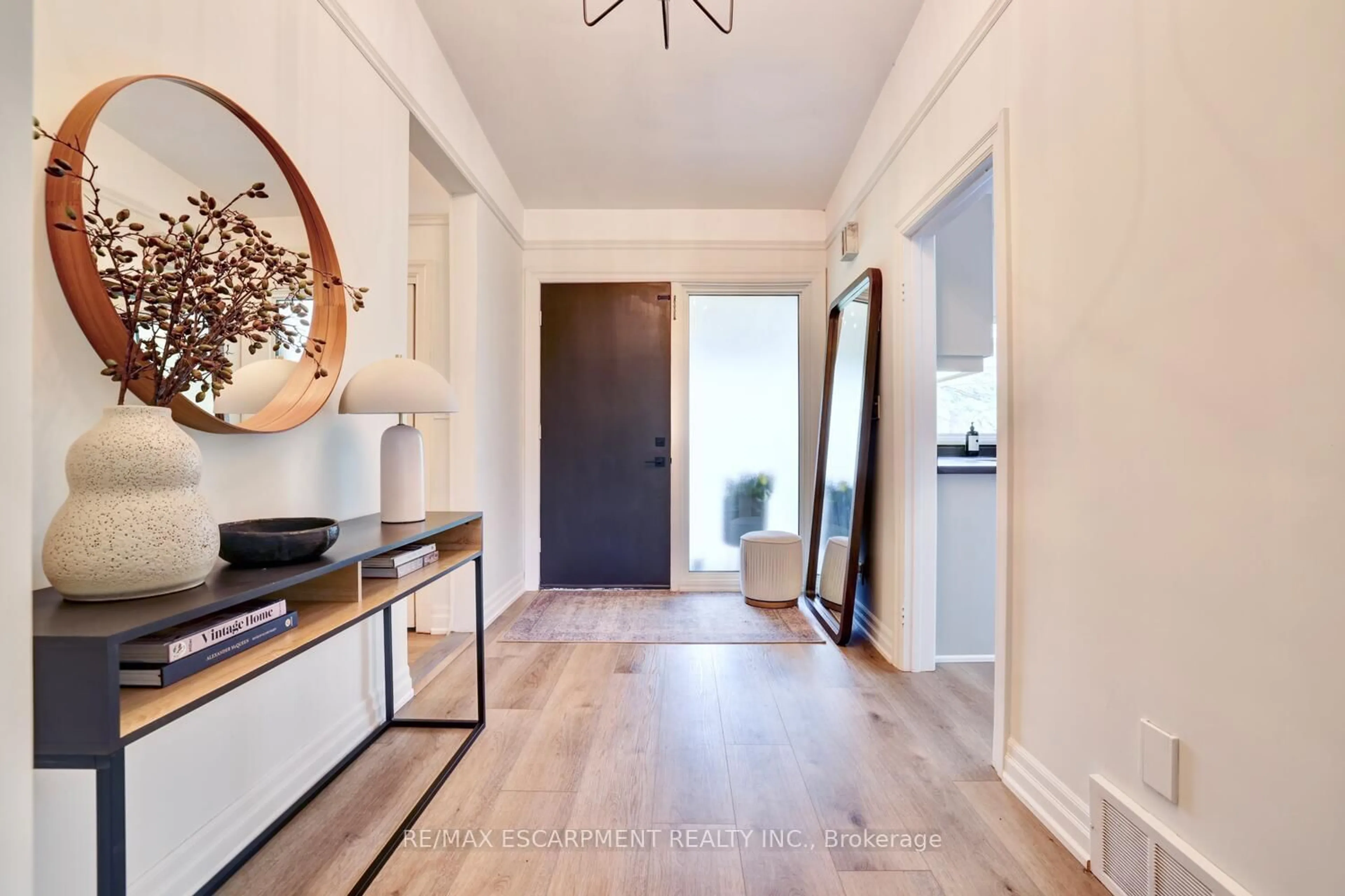 Indoor entryway for 146 Birett Dr, Burlington Ontario L7L 2T1