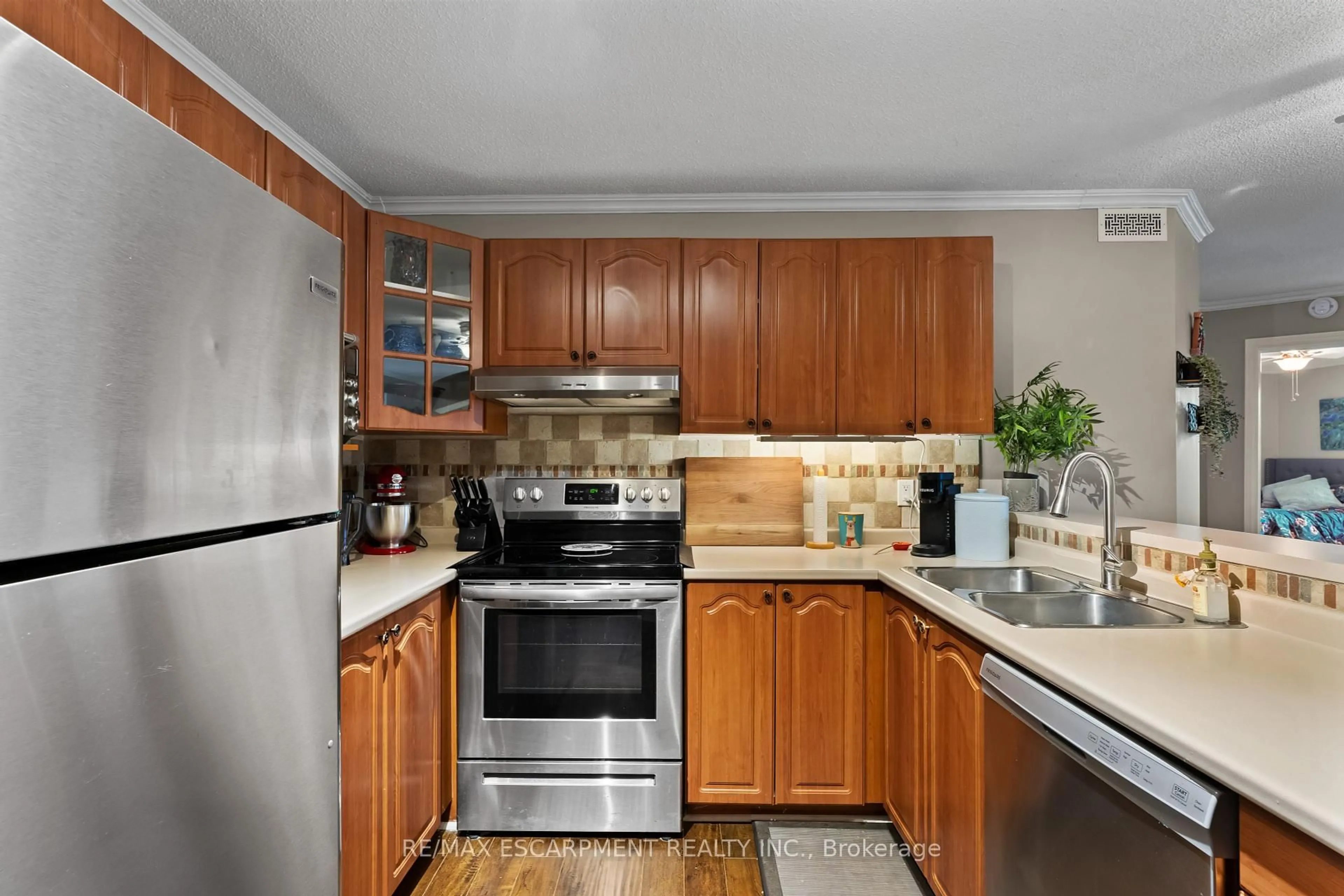 Standard kitchen, unknown for 2030 Cleaver Ave #302, Burlington Ontario L7M 4C3