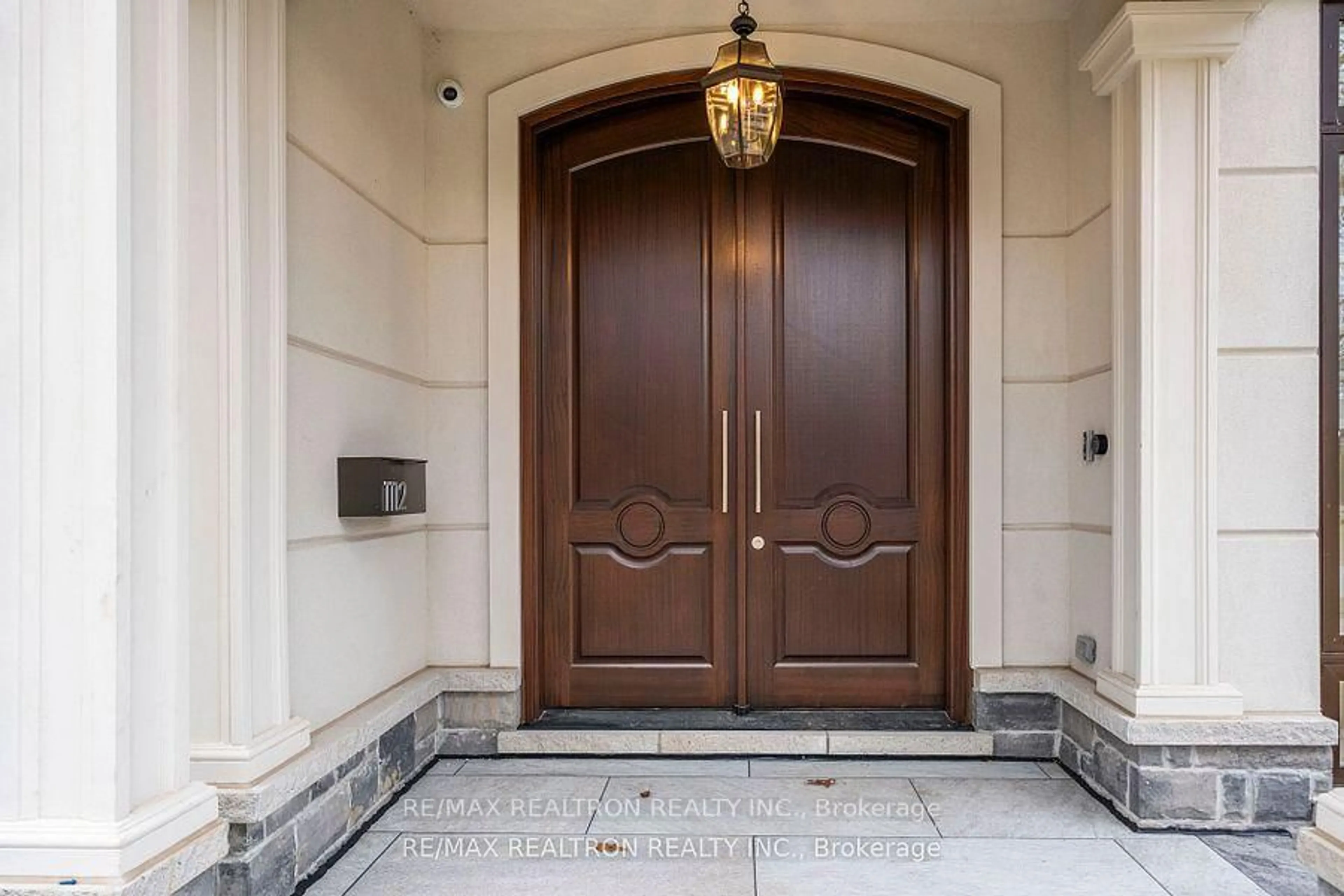 Indoor foyer for 1161 MIRADA Pl, Mississauga Ontario L5H 3B6