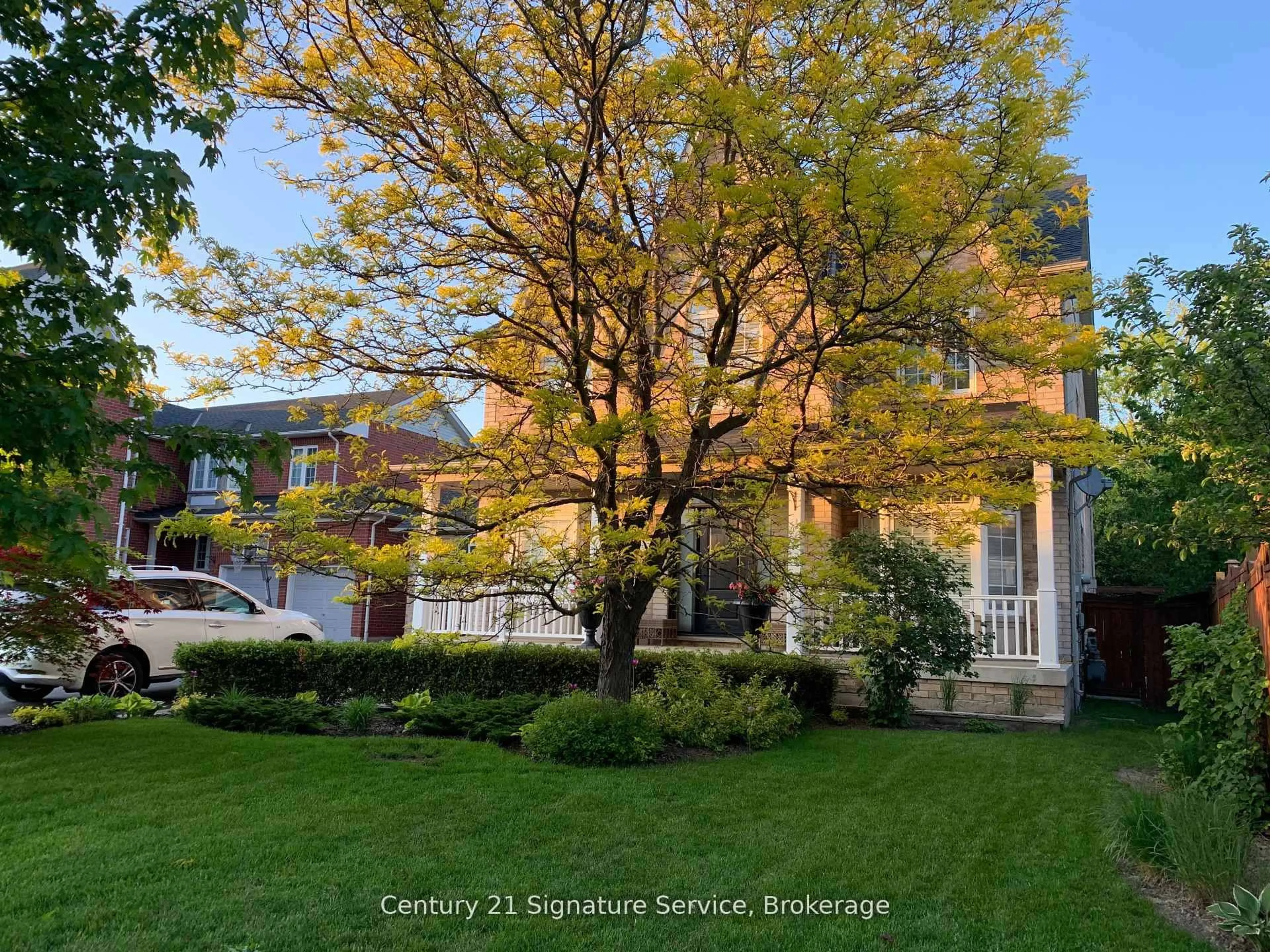 A pic from outside/outdoor area/front of a property/back of a property/a pic from drone, street for 7157 White Pine Crt, Mississauga Ontario L5W 1W6