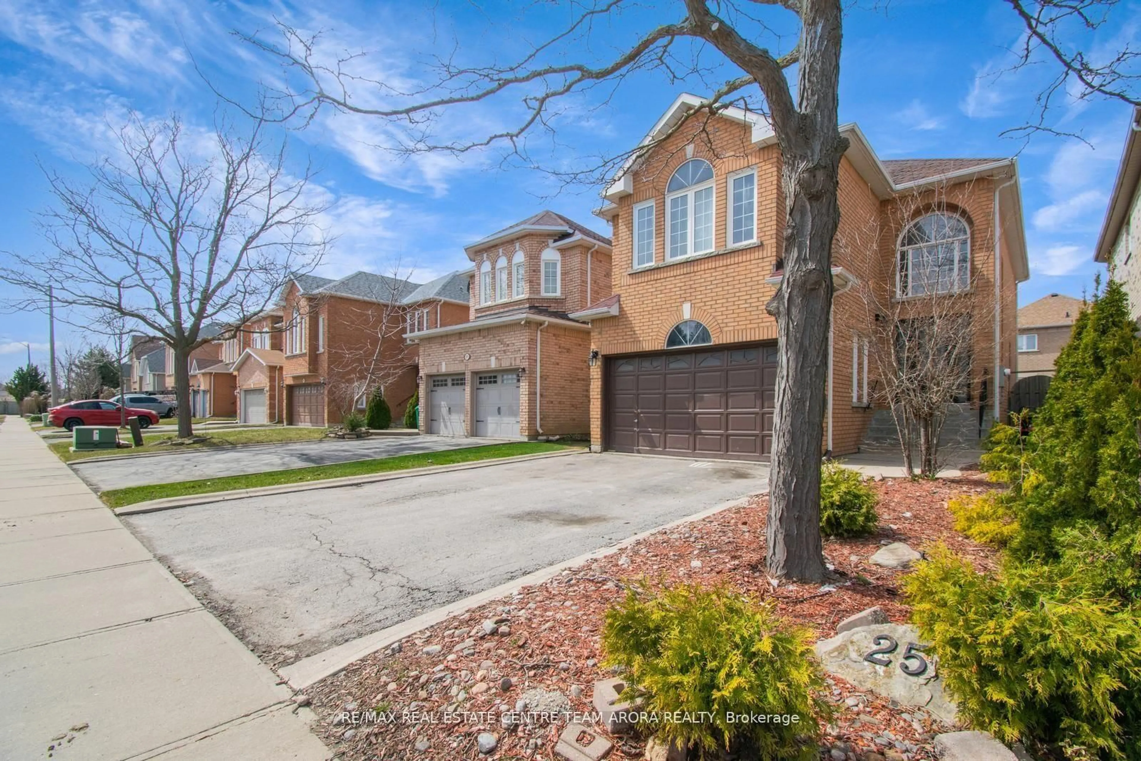 Home with brick exterior material, street for 25 Sweet Briar Lane, Brampton Ontario L6Z 4V2