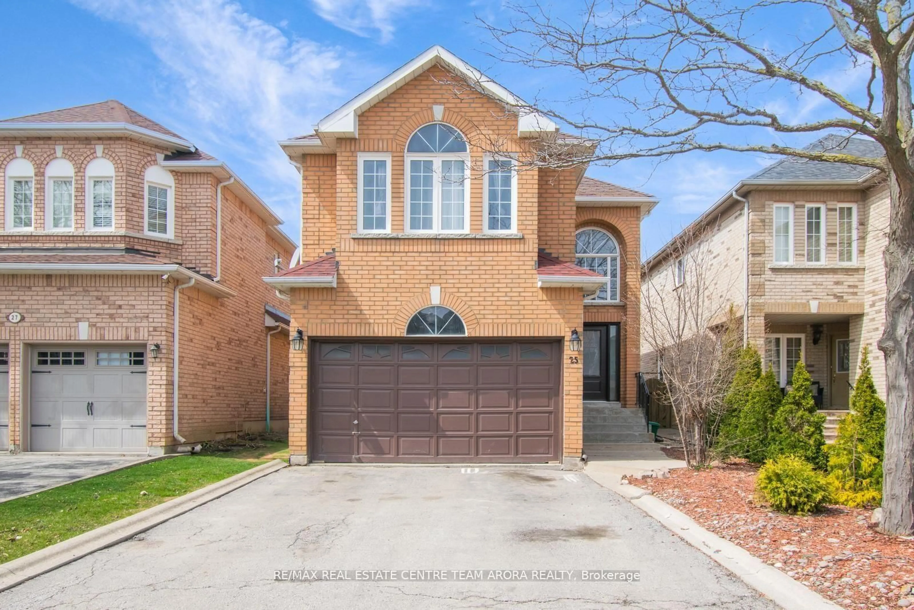Home with brick exterior material, street for 25 Sweet Briar Lane, Brampton Ontario L6Z 4V2