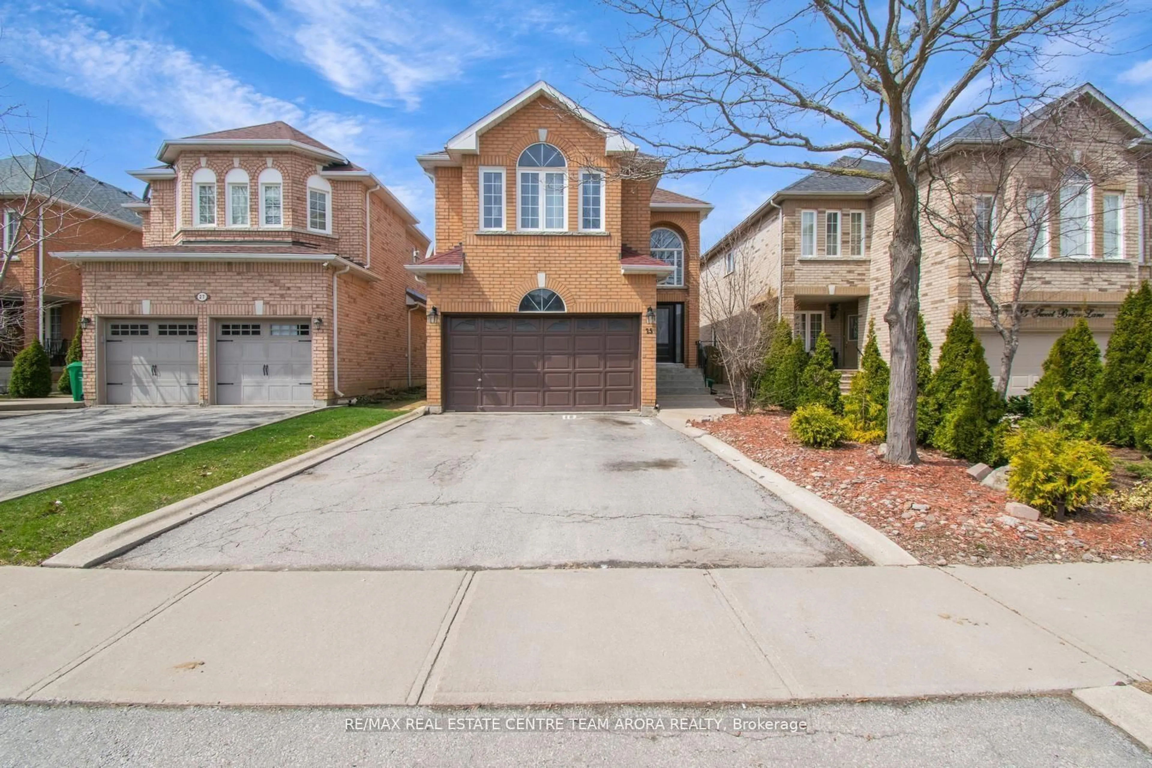 Home with brick exterior material, street for 25 Sweet Briar Lane, Brampton Ontario L6Z 4V2