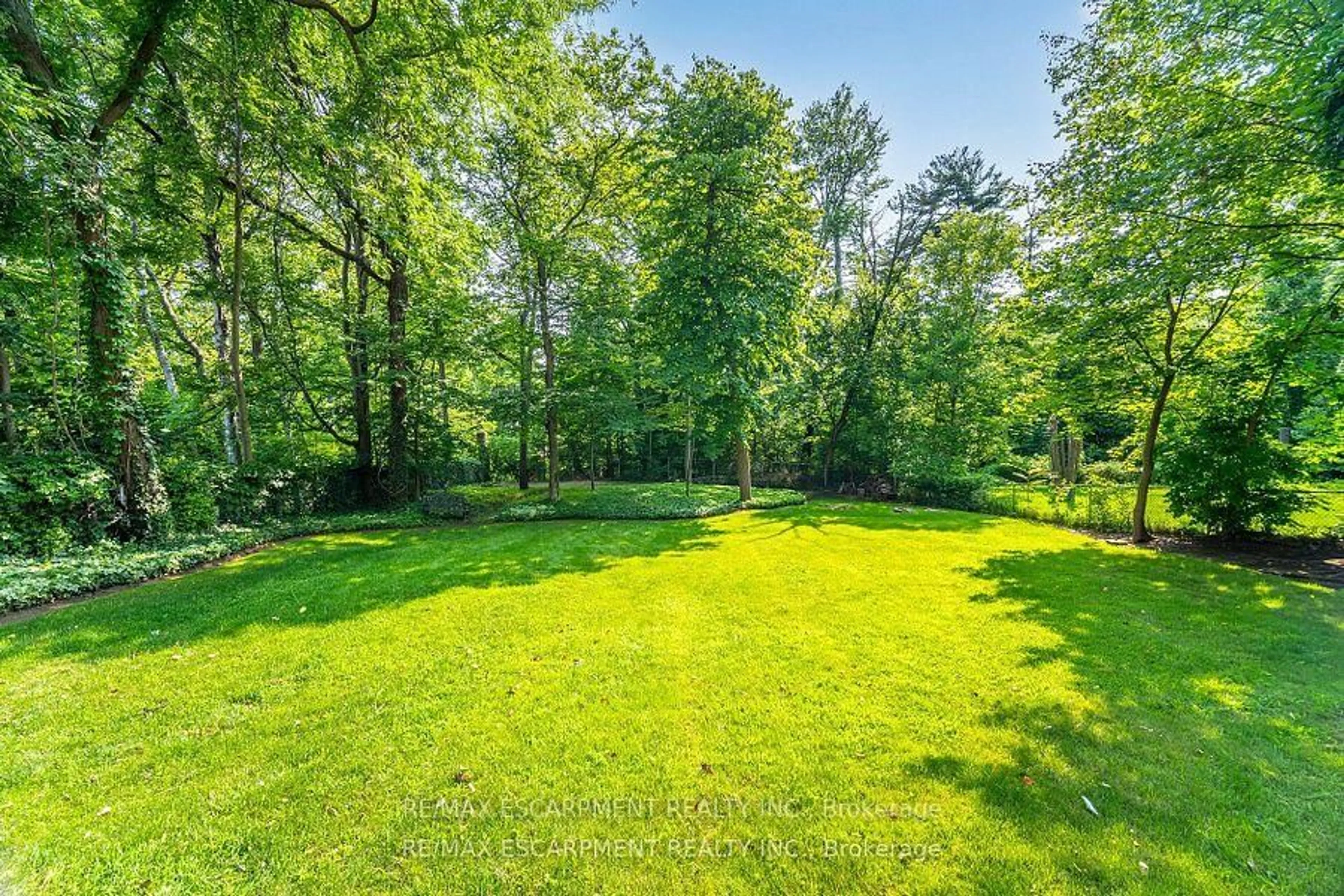 Patio, forest/trees view for 2126 Grange Dr, Mississauga Ontario L5B 1P5