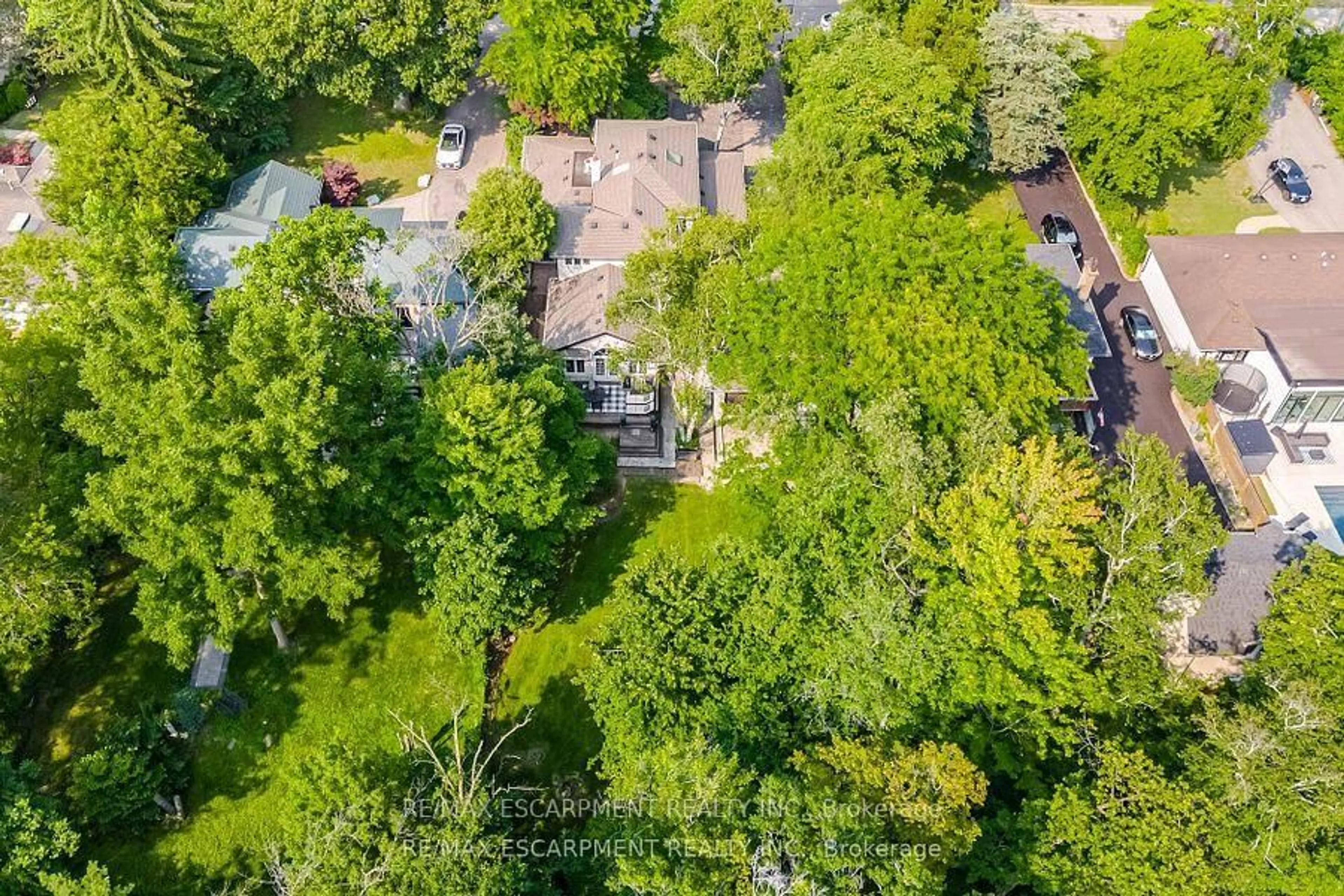 A pic from outside/outdoor area/front of a property/back of a property/a pic from drone, unknown for 2126 Grange Dr, Mississauga Ontario L5B 1P5