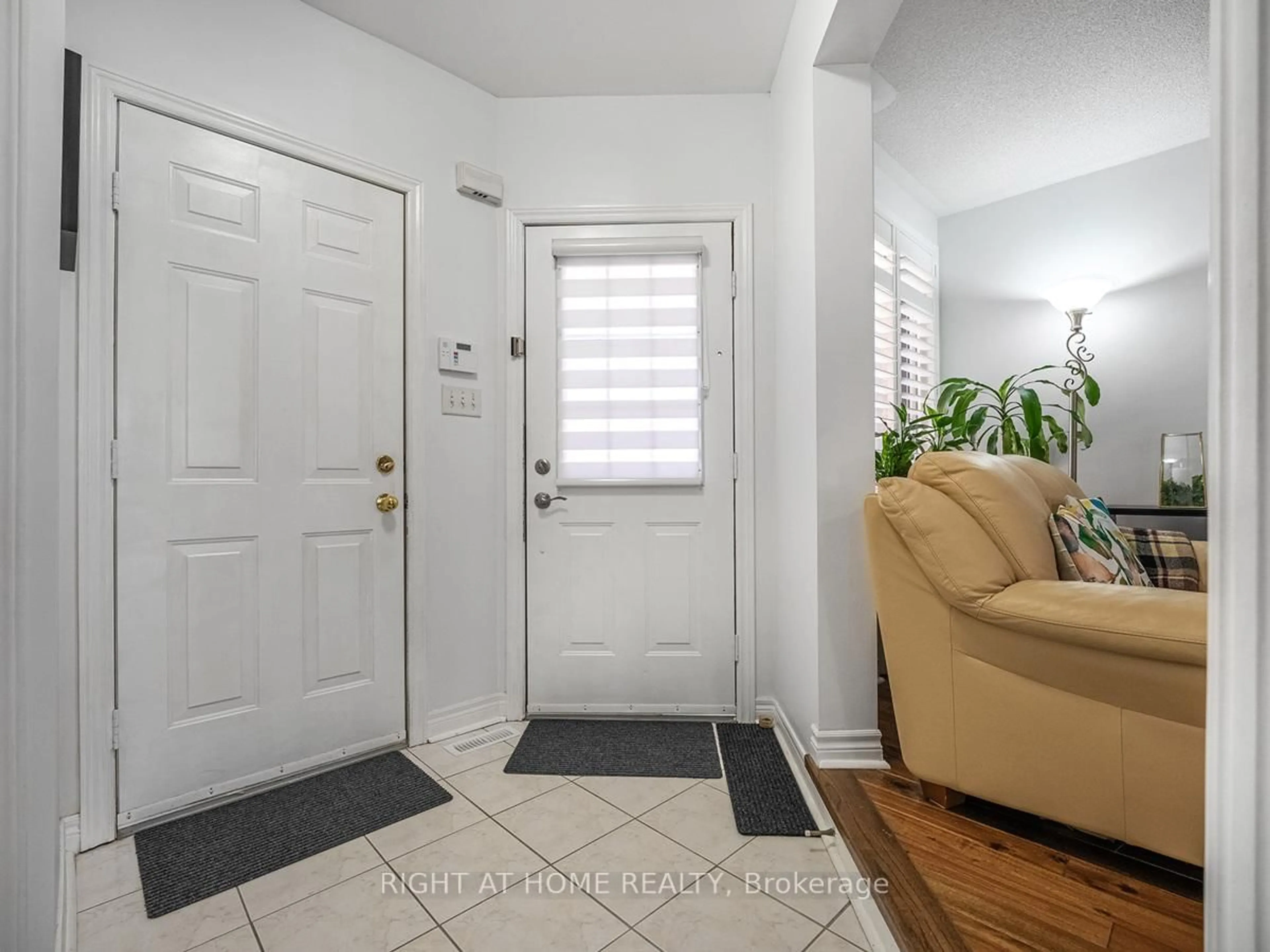 Indoor entryway for 5326 Marblewood Dr, Mississauga Ontario L5V 2K8