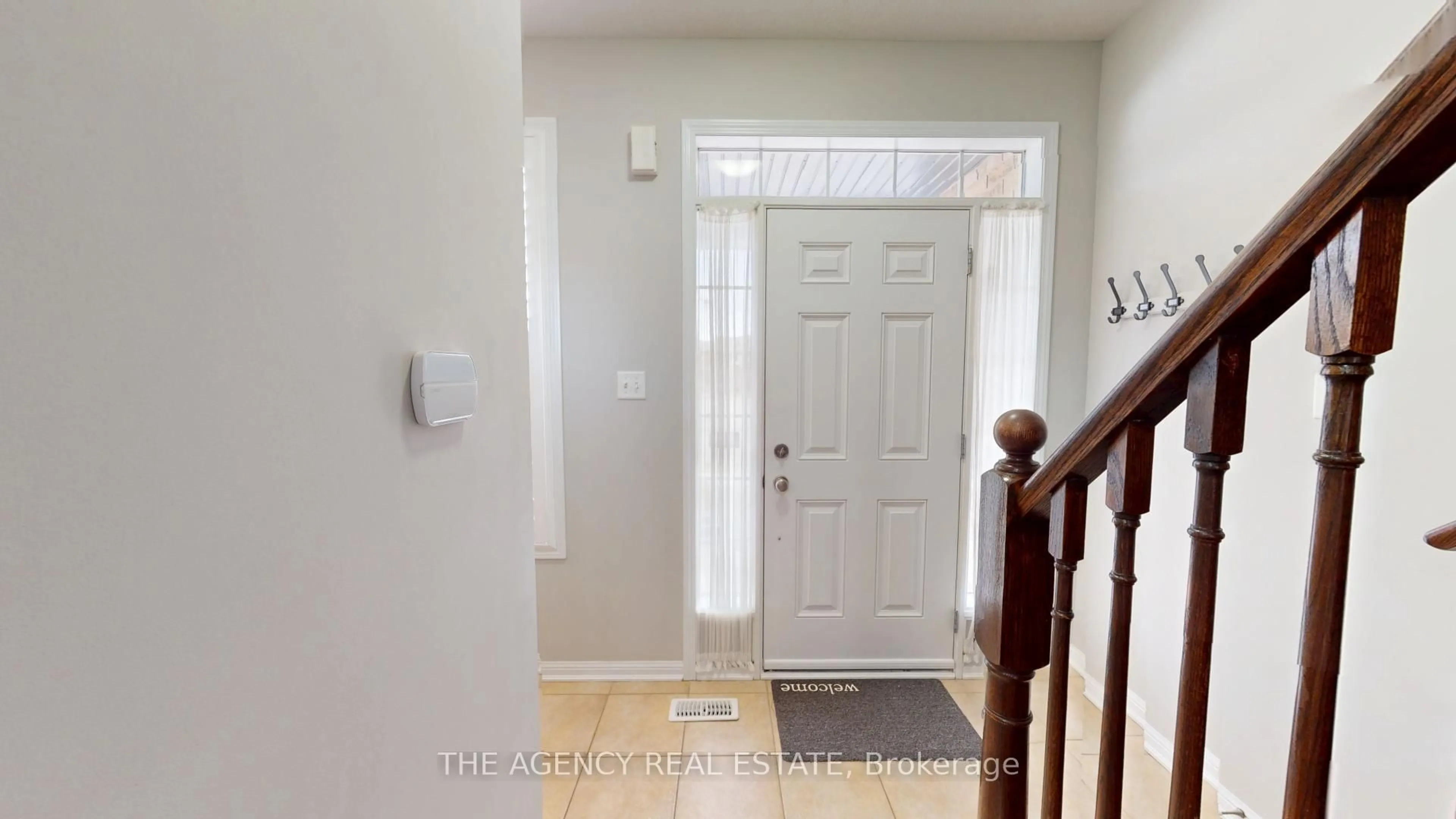 Indoor entryway for 346 Schreyer Cres, Milton Ontario L9T 7T1
