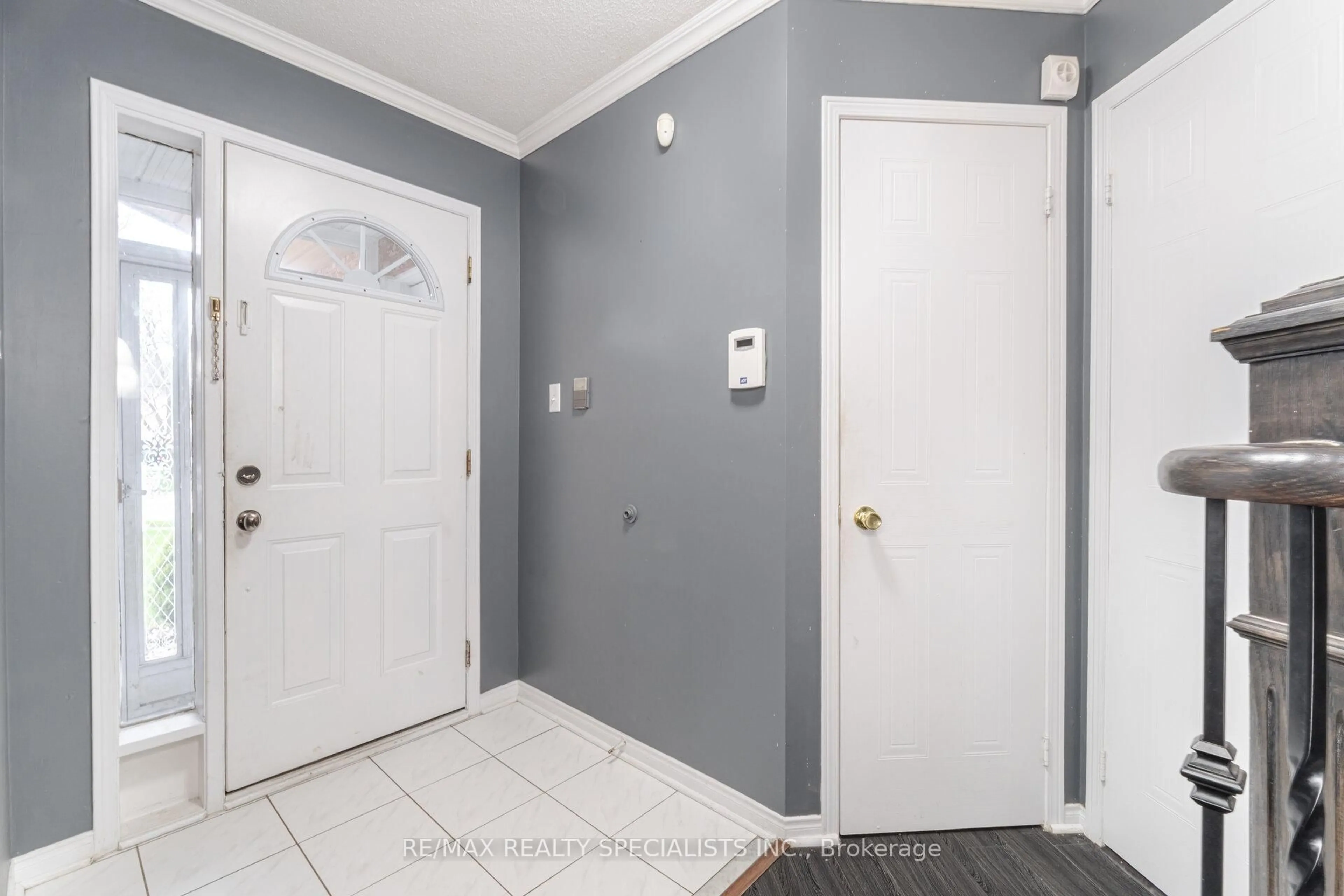 Indoor entryway for 71 Cedarwood Cres, Brampton Ontario L6X 4K2