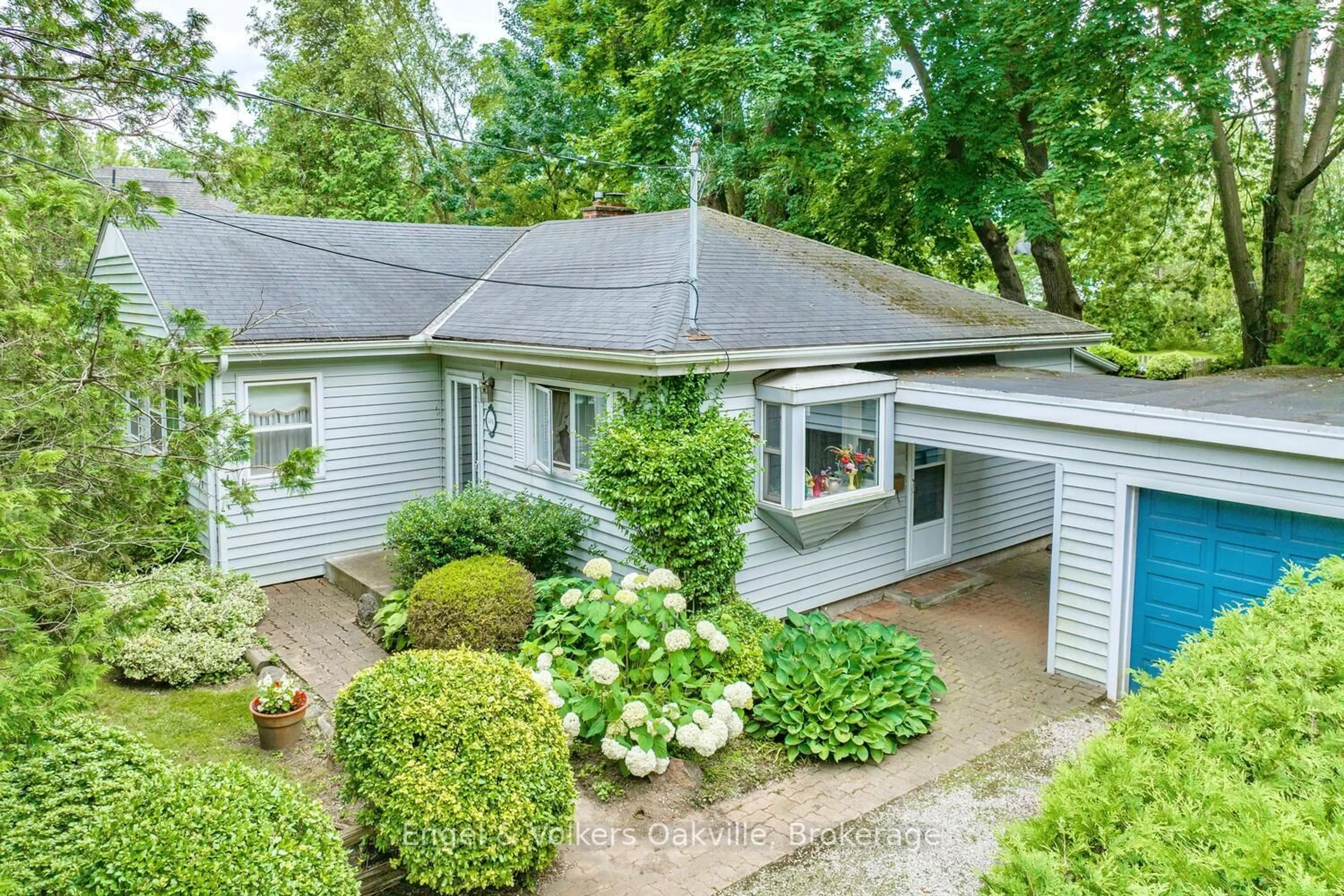 A pic from outside/outdoor area/front of a property/back of a property/a pic from drone, street for 504 Chamberlain Lane, Oakville Ontario L6J 4H6