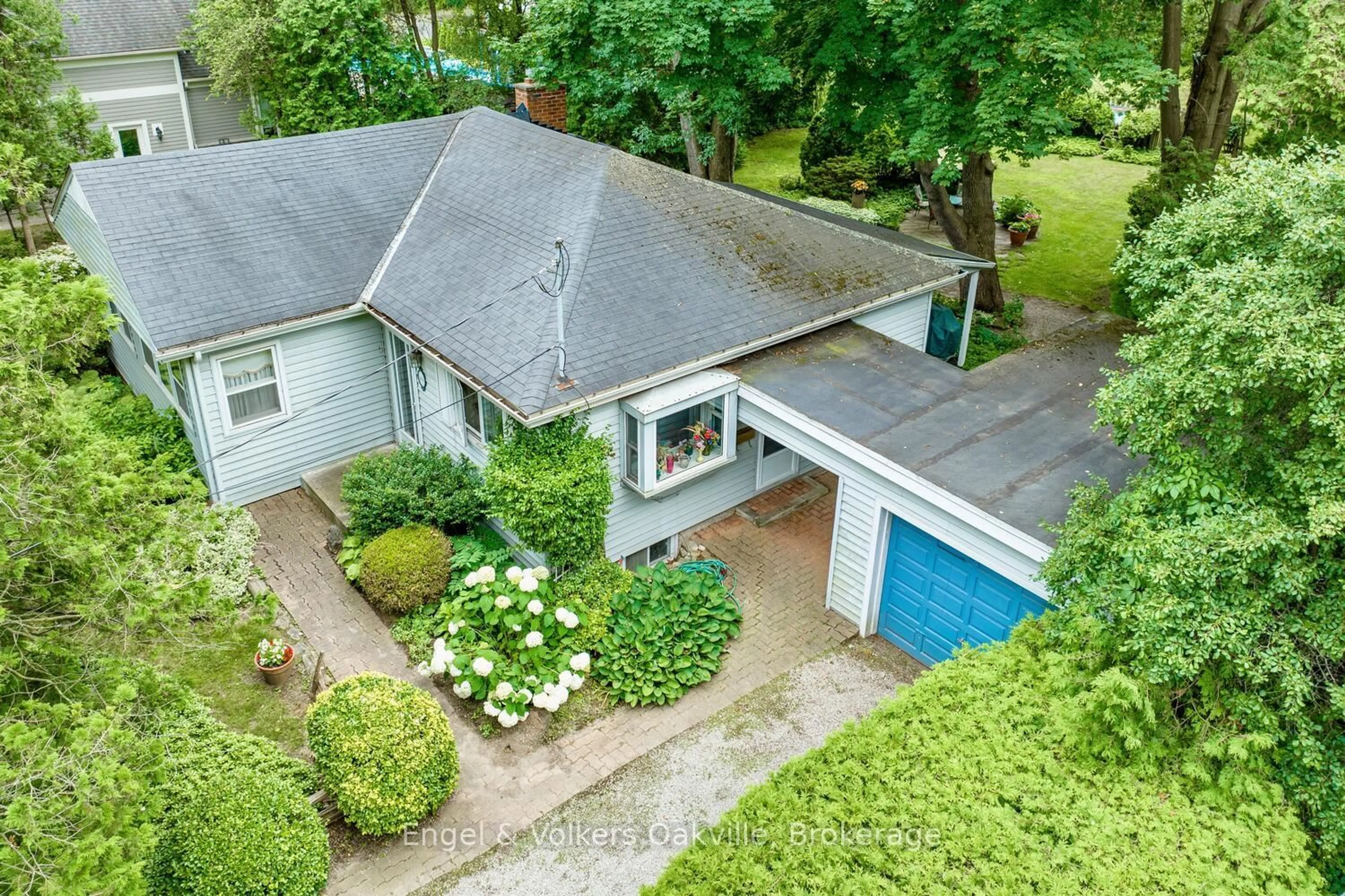 A pic from outside/outdoor area/front of a property/back of a property/a pic from drone, street for 504 Chamberlain Lane, Oakville Ontario L6J 4H6