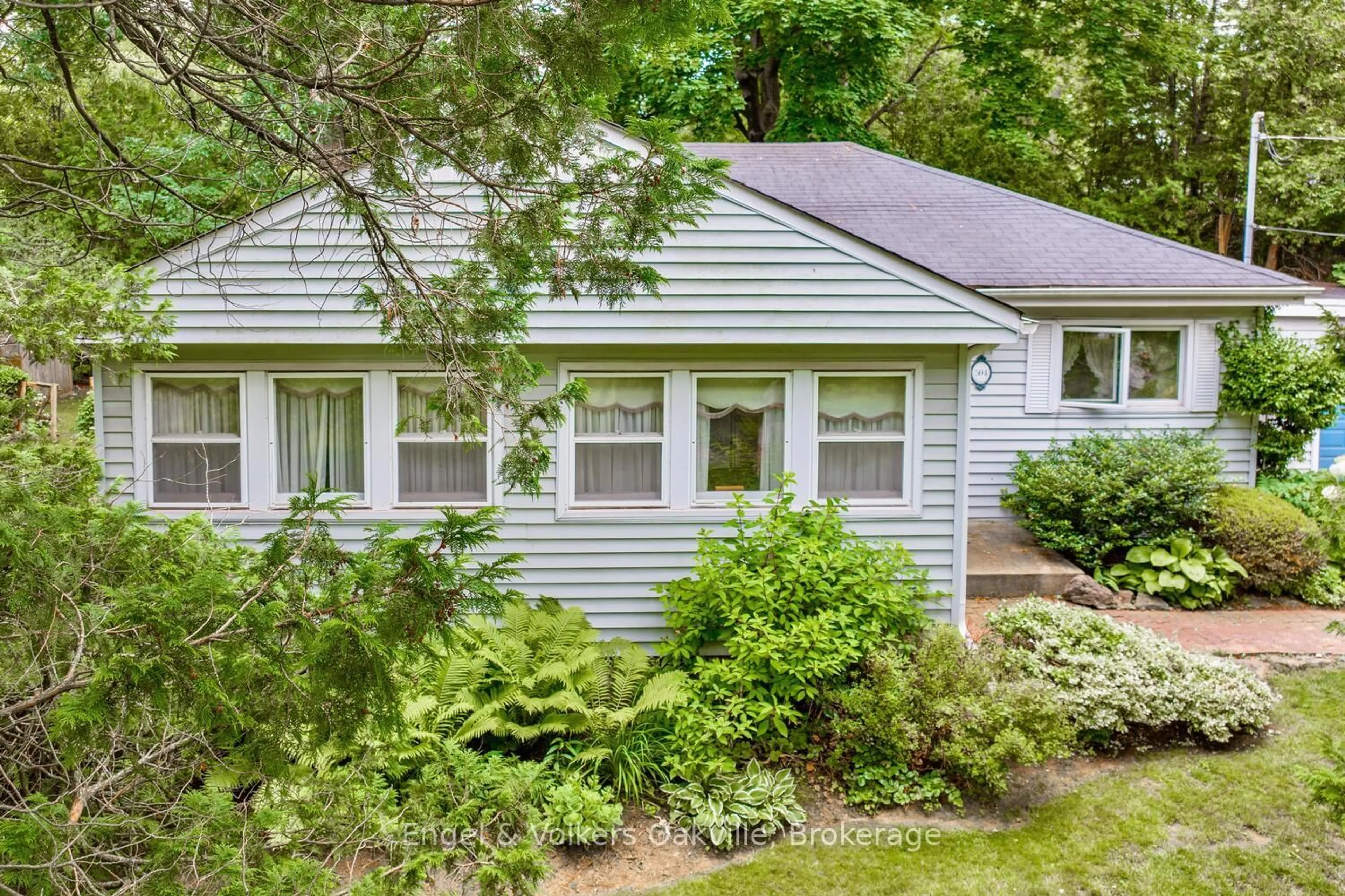 Home with vinyl exterior material, street for 504 Chamberlain Lane, Oakville Ontario L6J 4H6
