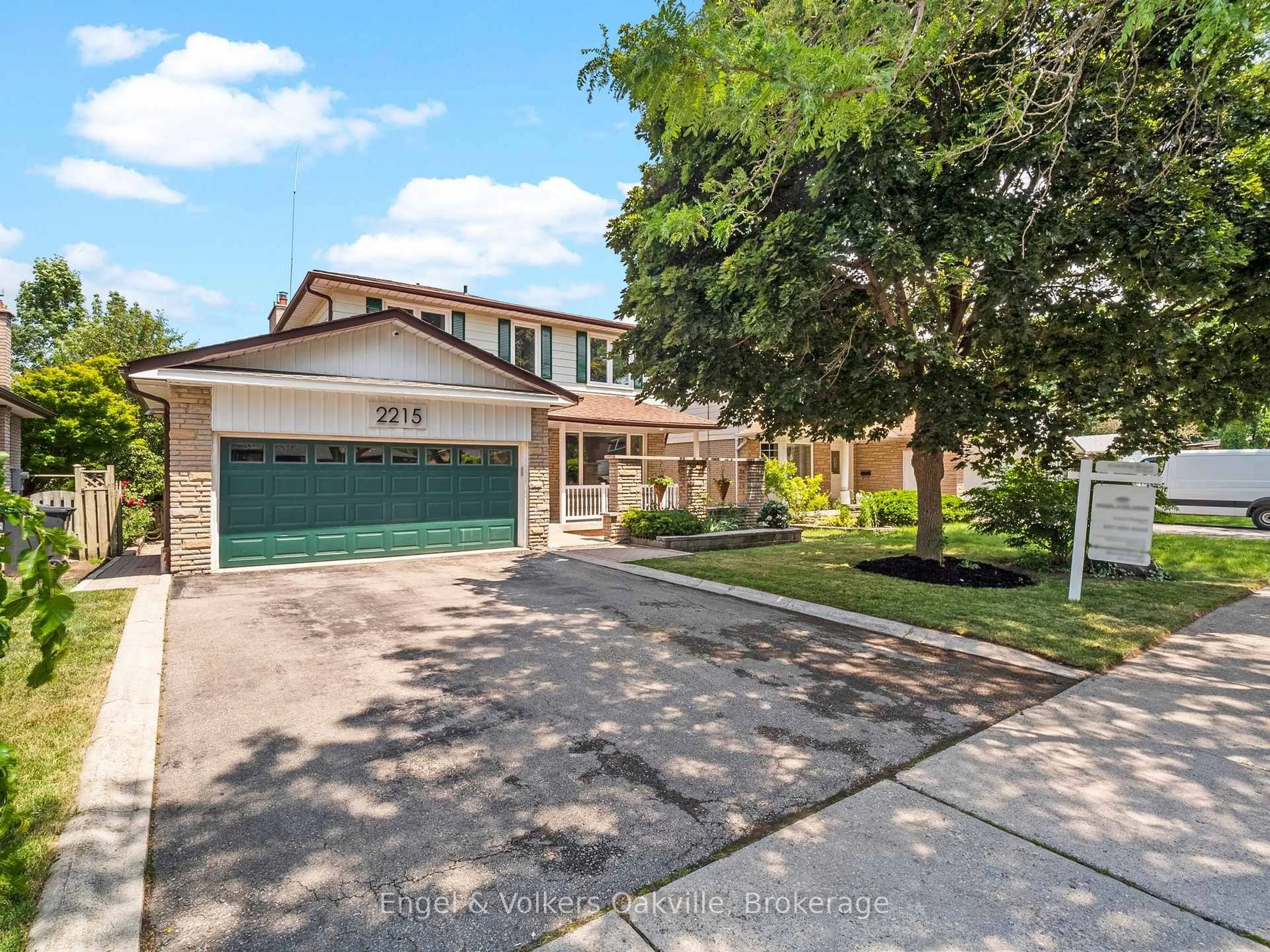 A pic from outside/outdoor area/front of a property/back of a property/a pic from drone, street for 2215 Springfield Crt, Mississauga Ontario L5K 1V3