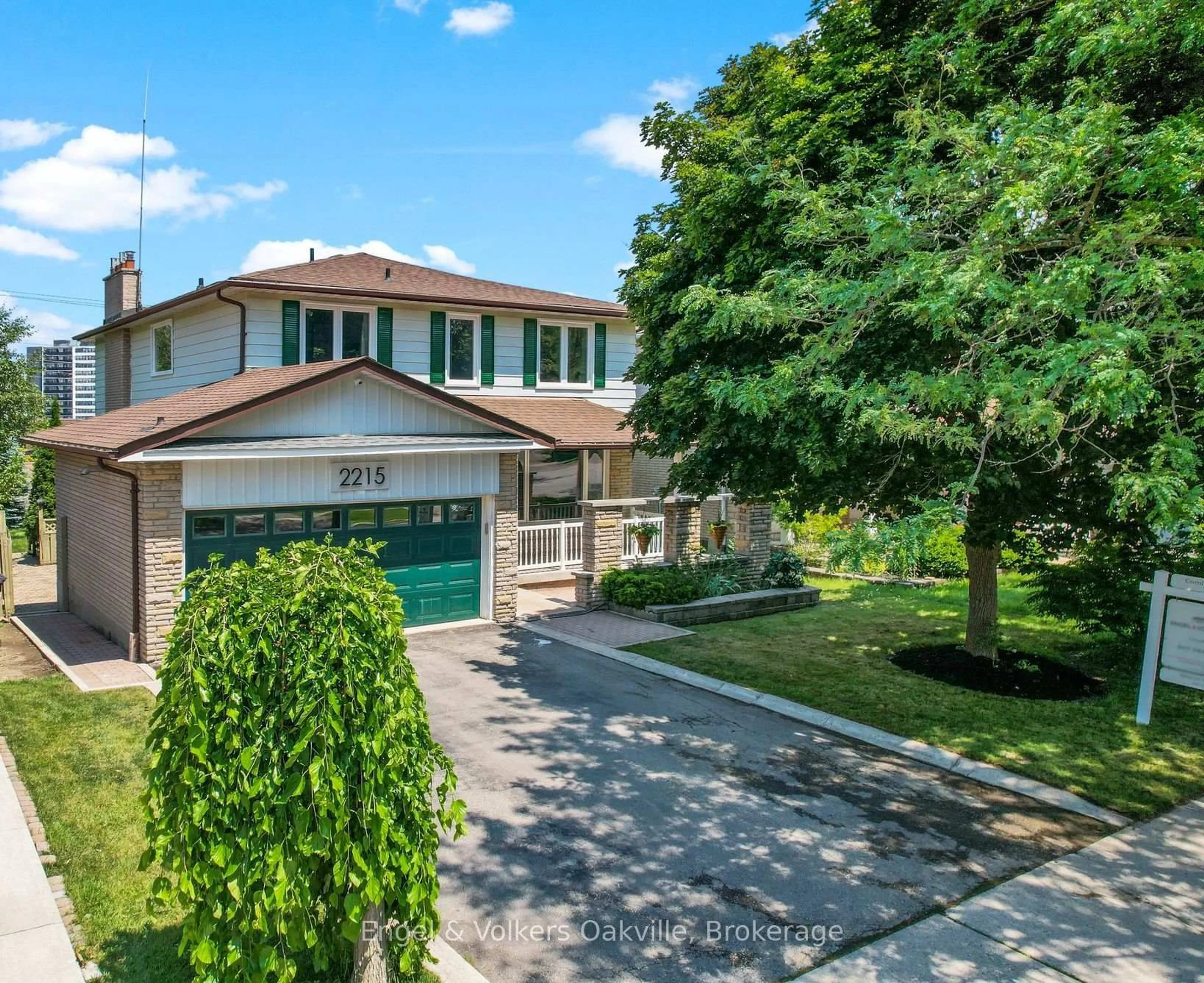 A pic from outside/outdoor area/front of a property/back of a property/a pic from drone, street for 2215 Springfield Crt, Mississauga Ontario L5K 1V3