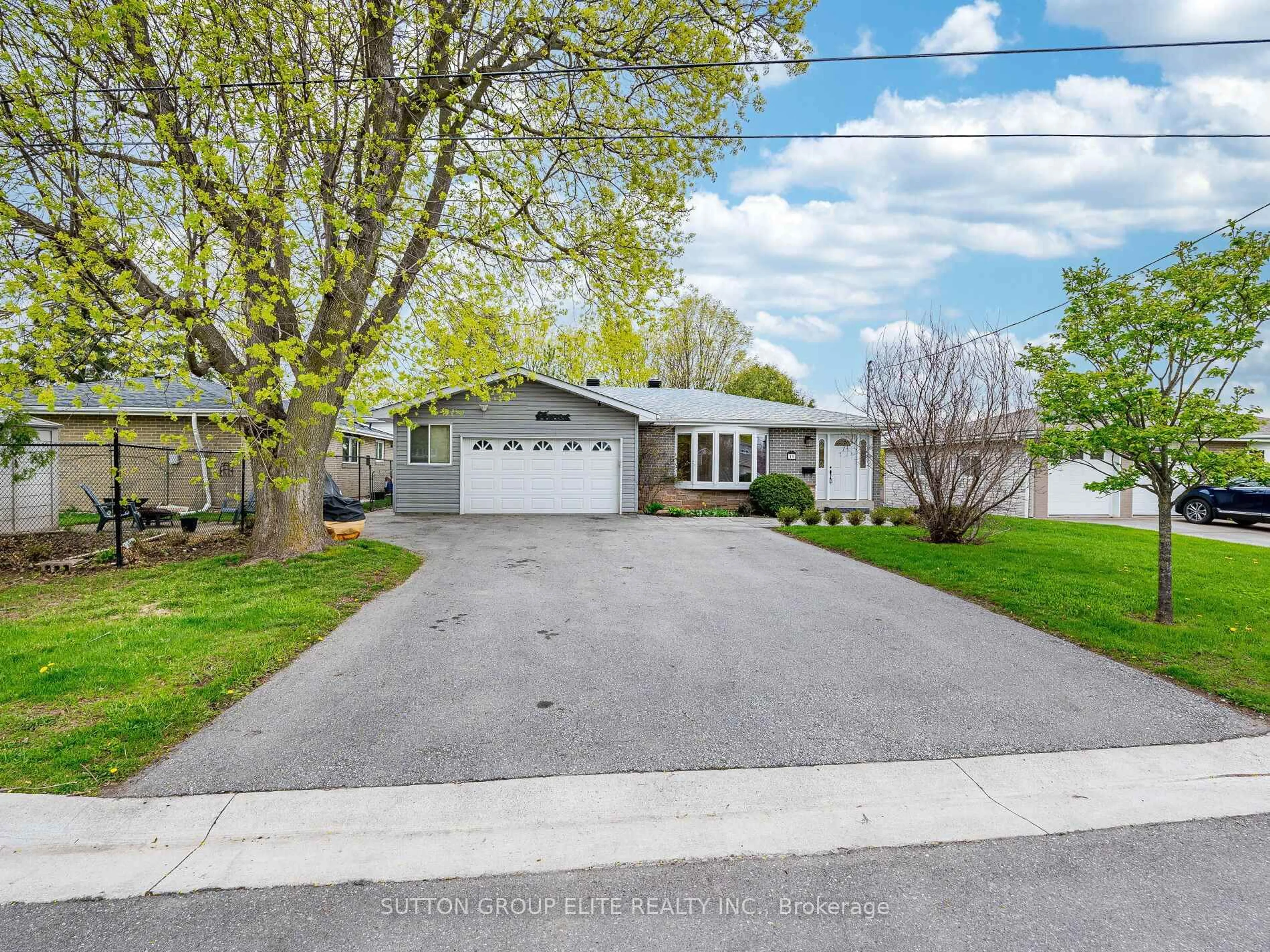 A pic from outside/outdoor area/front of a property/back of a property/a pic from drone, street for 19 Joycelyn Cres, Halton Hills Ontario L7G 2S5