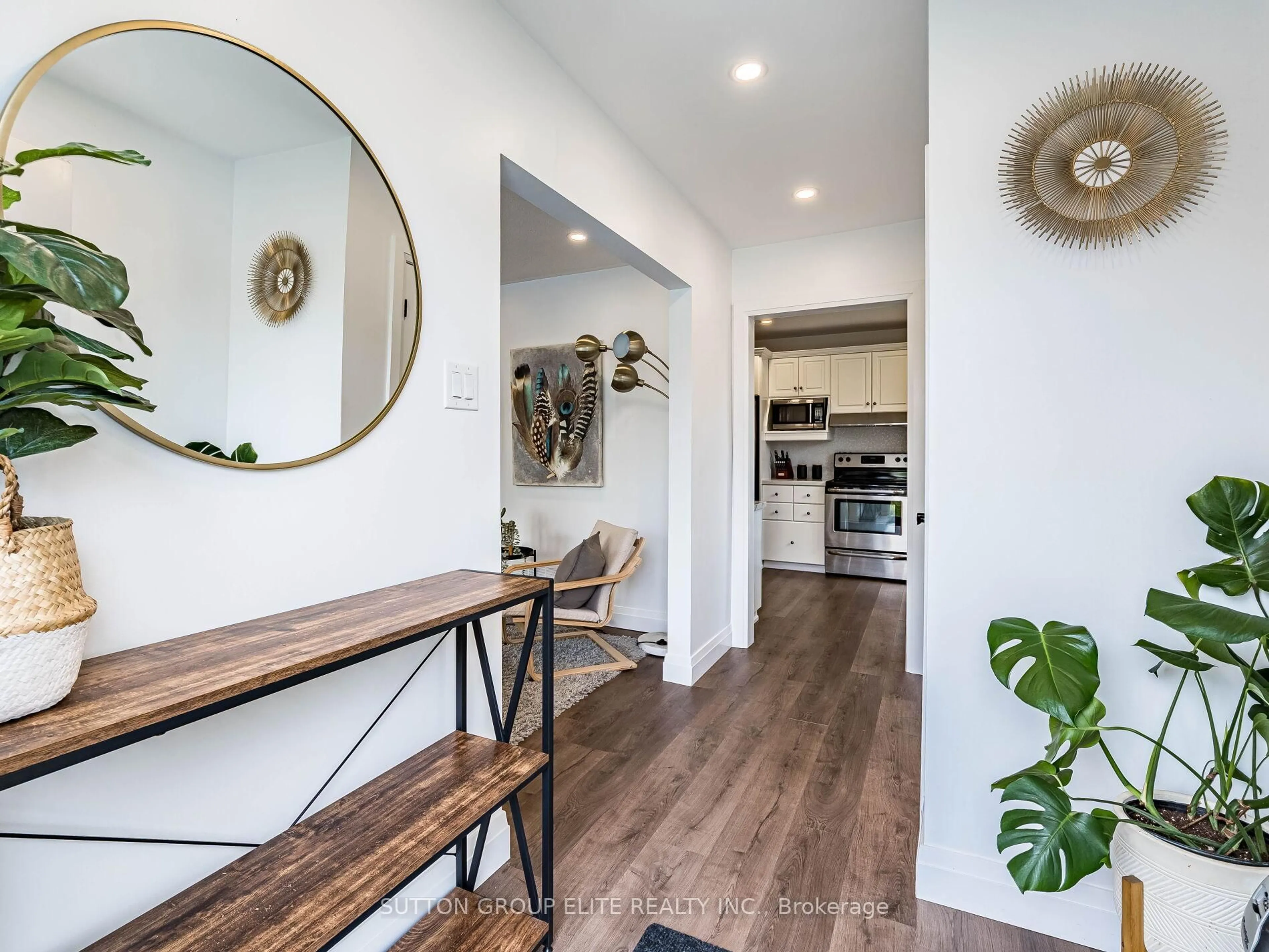 Indoor entryway for 19 Joycelyn Cres, Halton Hills Ontario L7G 2S5