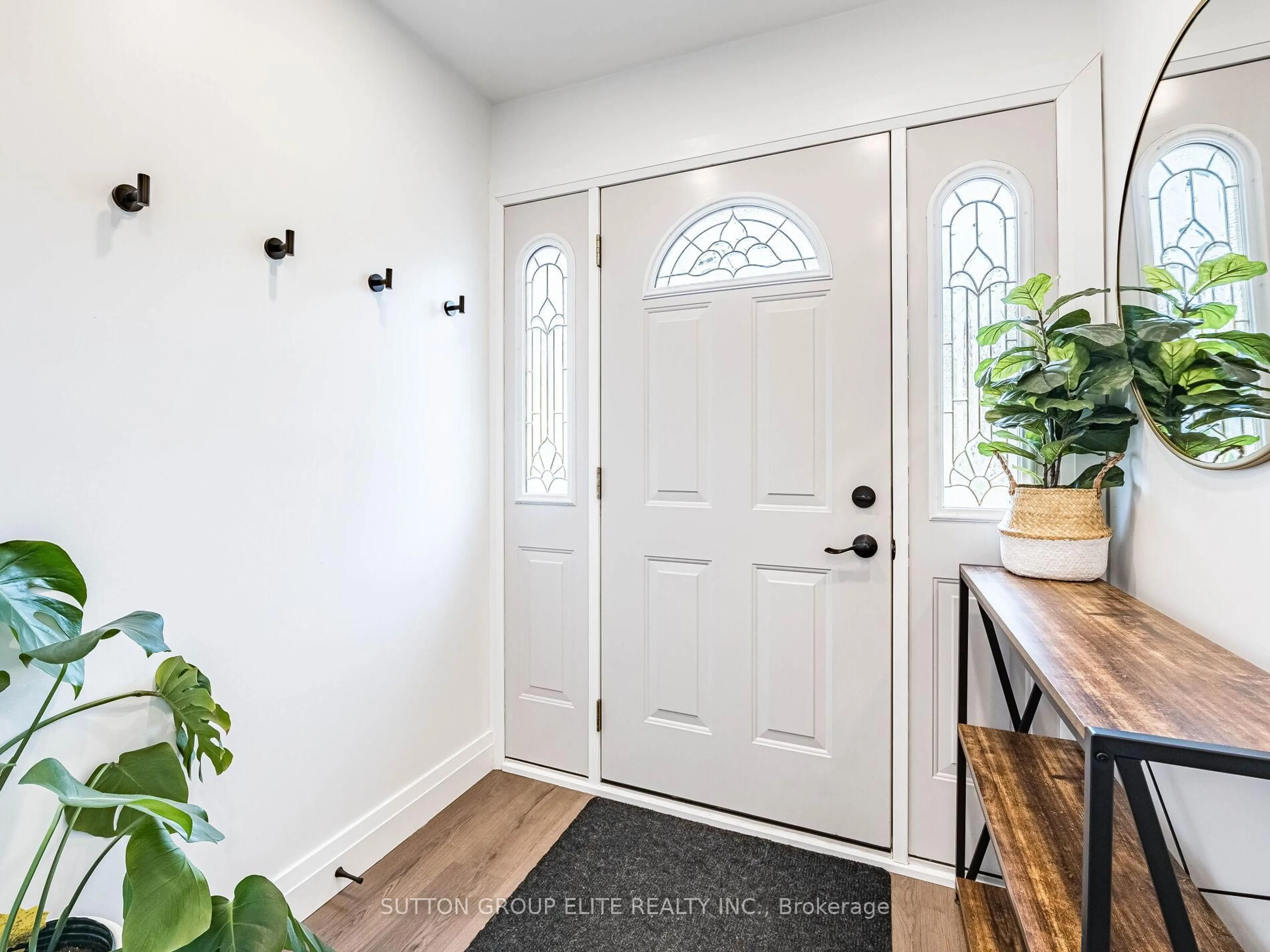 Indoor entryway for 19 Joycelyn Cres, Halton Hills Ontario L7G 2S5