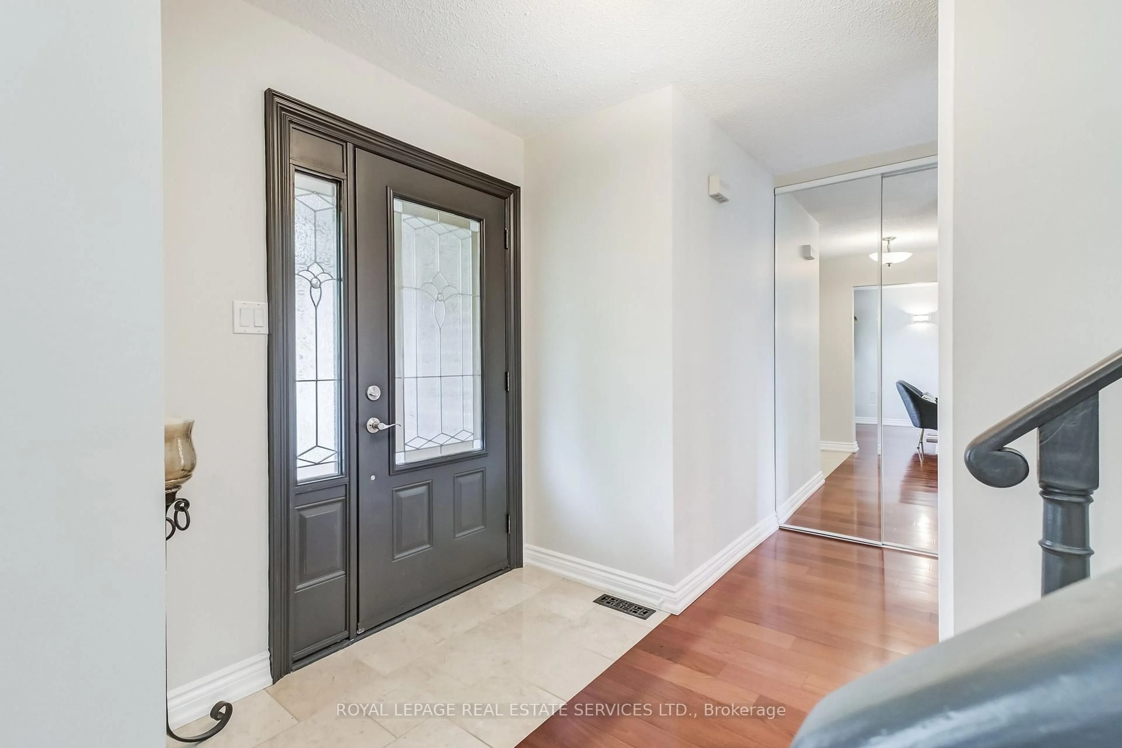 Indoor entryway for 1434 Queensbury Cres, Oakville Ontario L6H 4G8