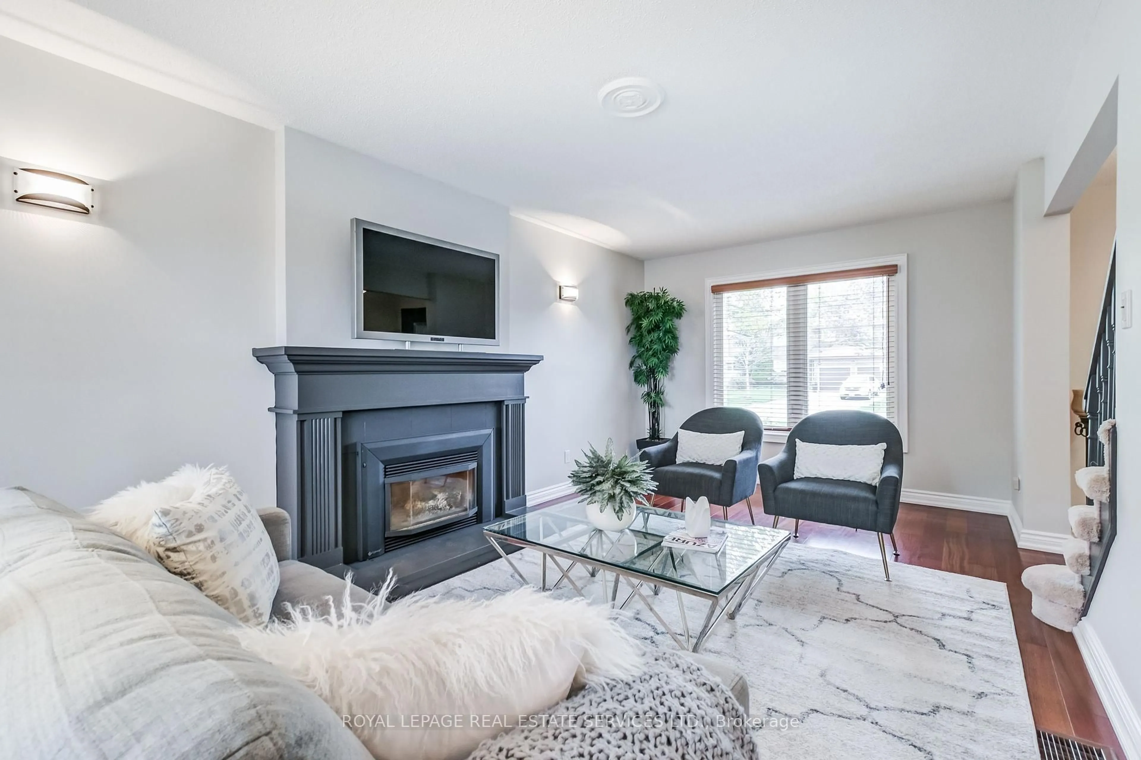 Living room with furniture, unknown for 1434 Queensbury Cres, Oakville Ontario L6H 4G8