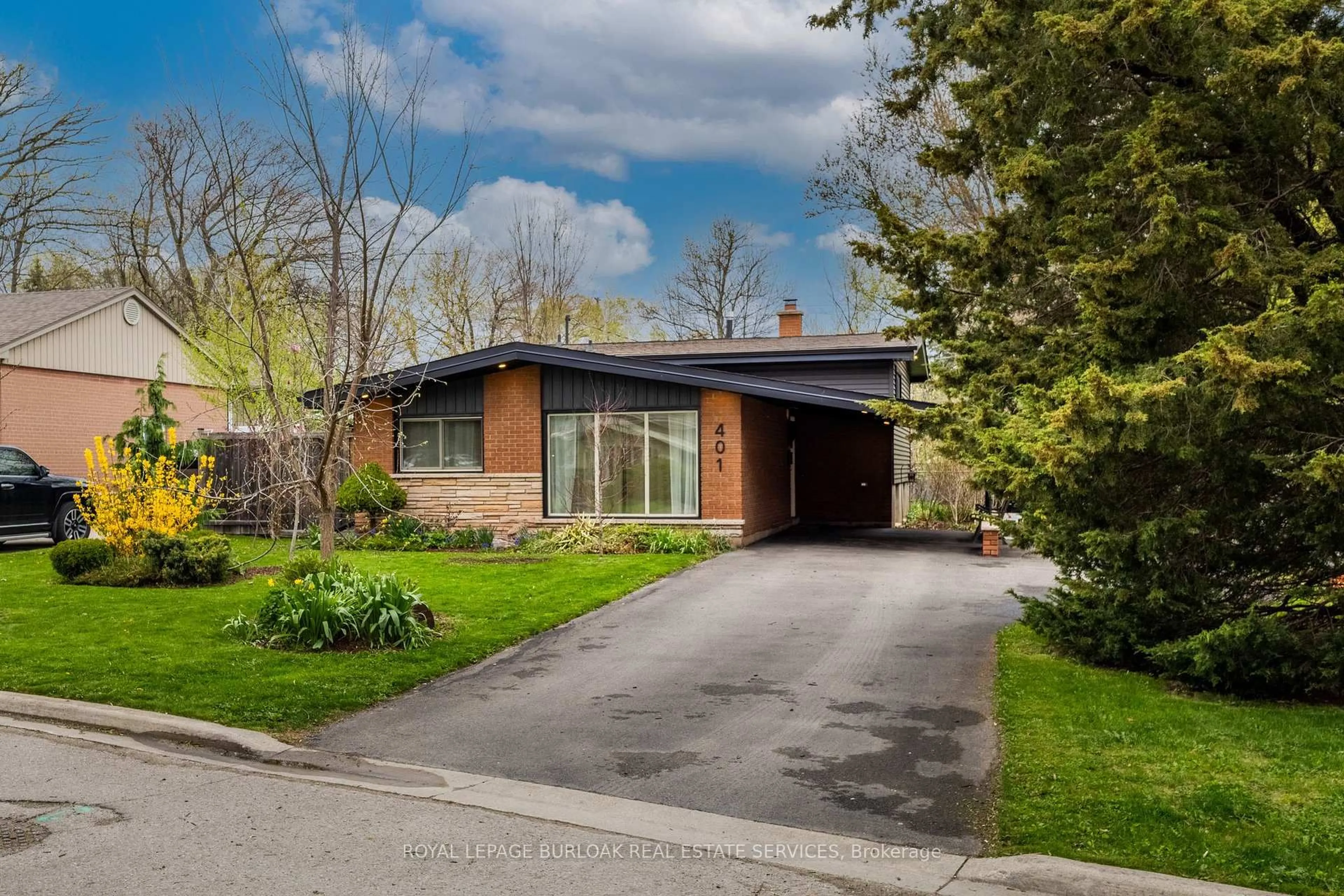 Home with brick exterior material, street for 401 Norrie Cres, Burlington Ontario L7L 3S4