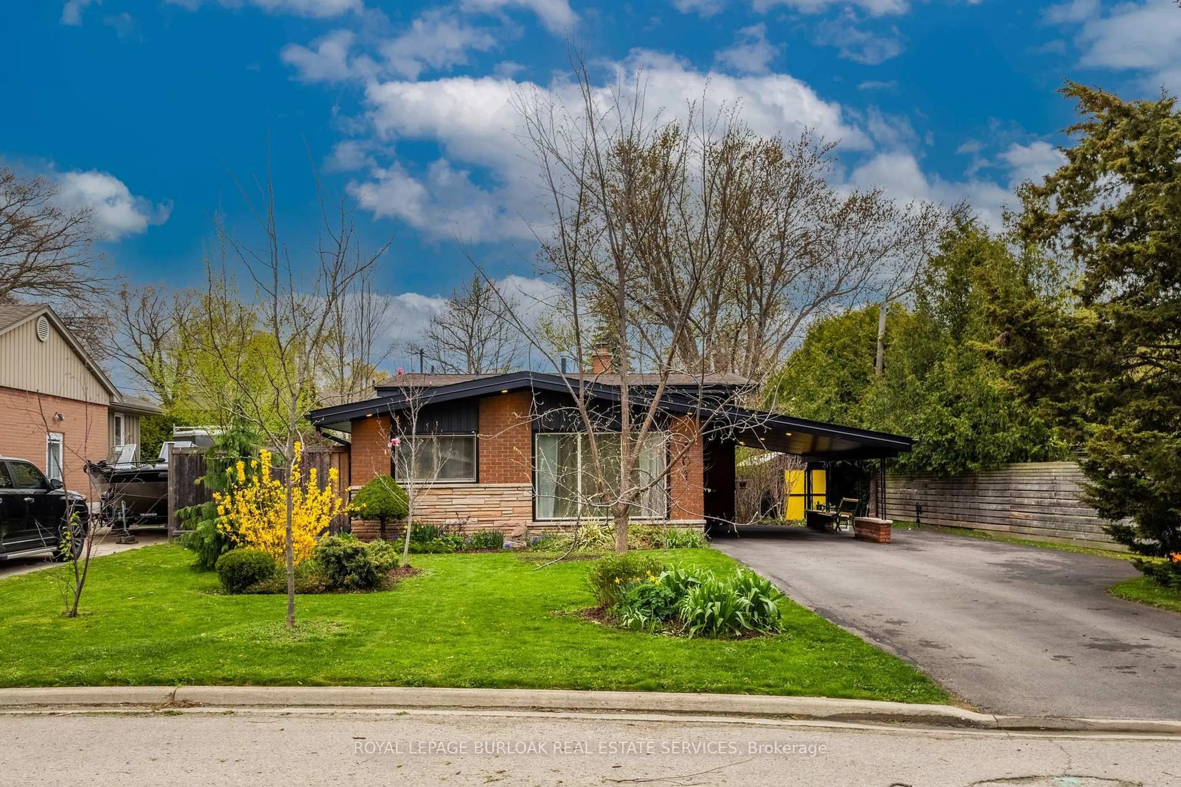 Home with brick exterior material, street for 401 Norrie Cres, Burlington Ontario L7L 3S4