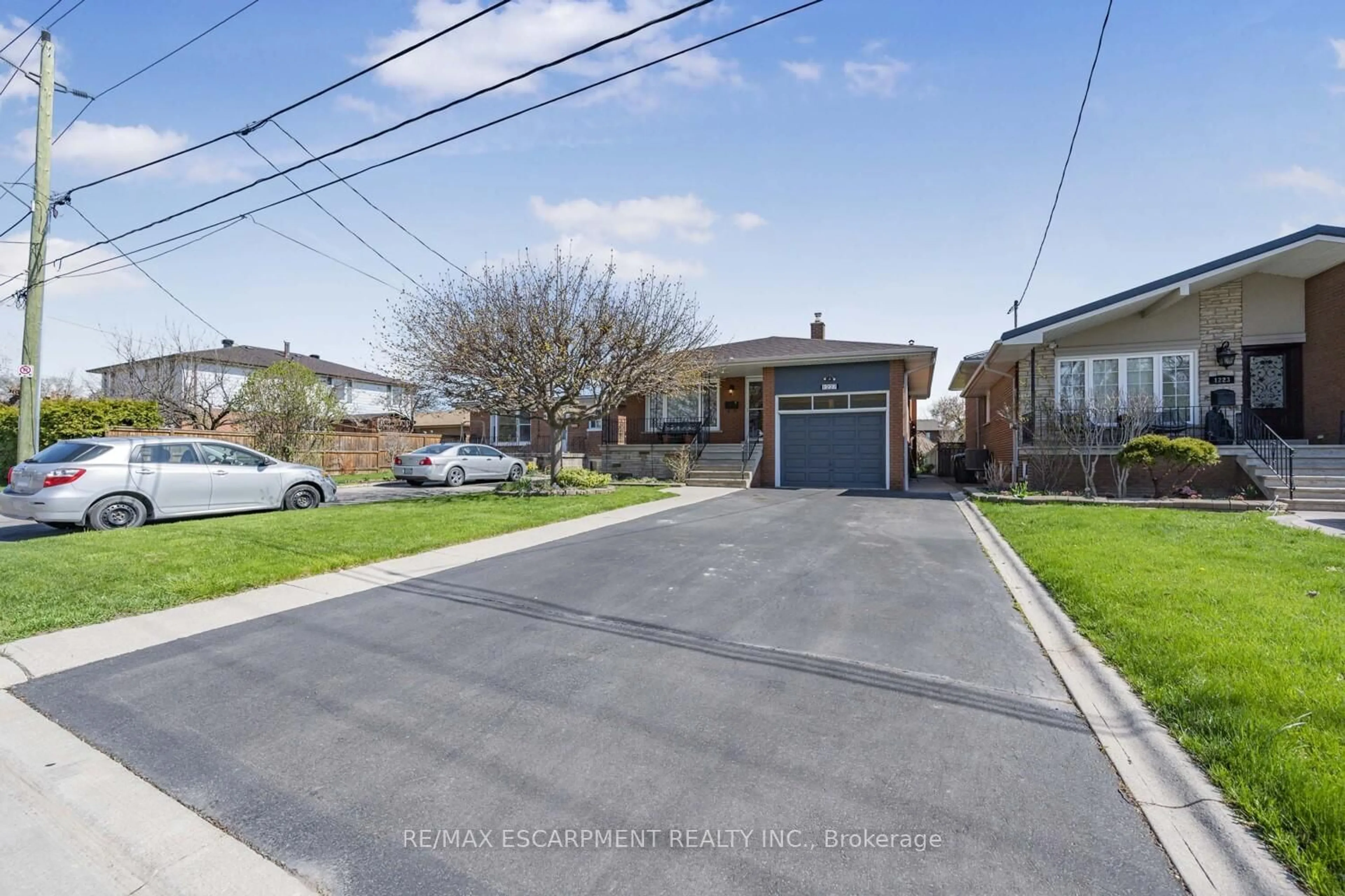 A pic from outside/outdoor area/front of a property/back of a property/a pic from drone, street for 1227 Alexandra Ave, Mississauga Ontario L5E 2A4
