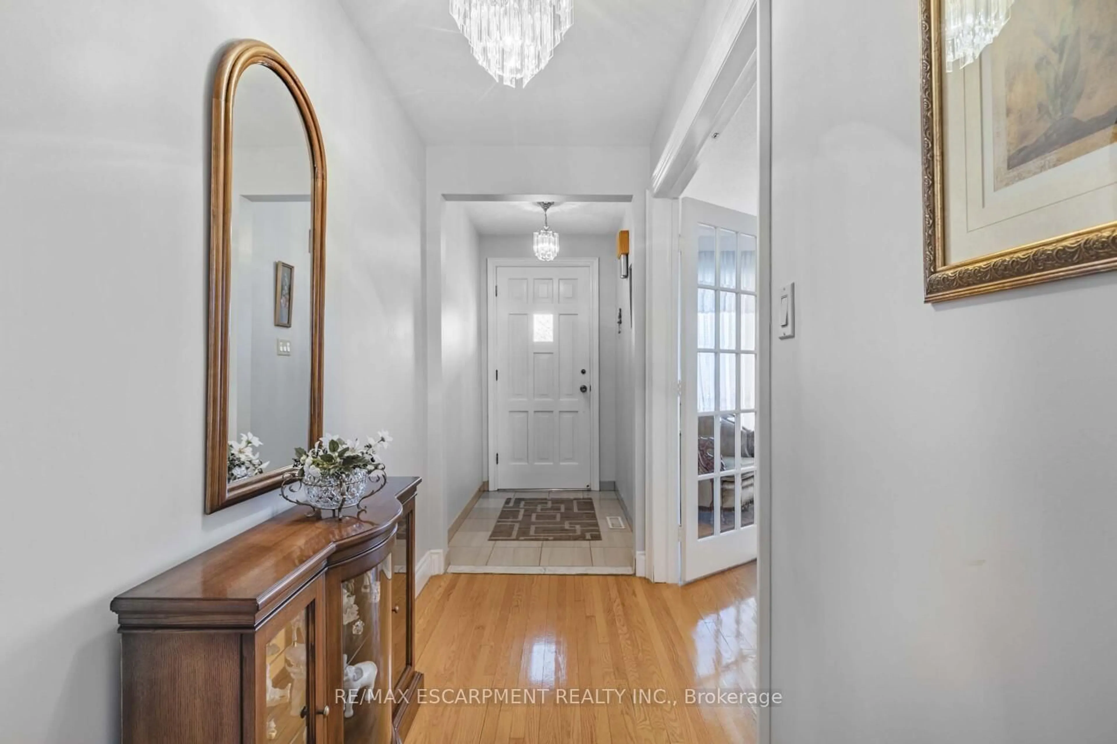 Indoor entryway for 1227 Alexandra Ave, Mississauga Ontario L5E 2A4