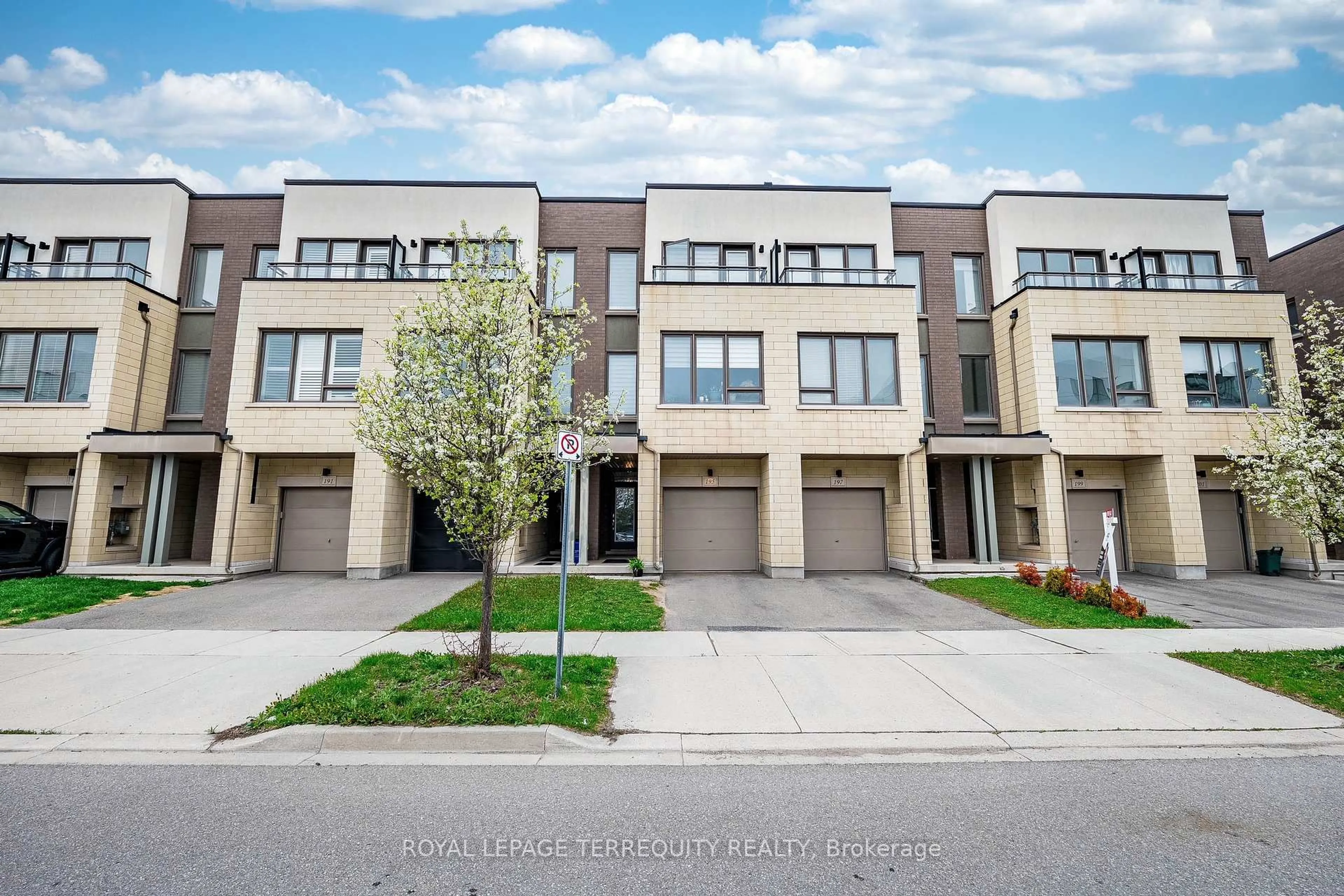 A pic from outside/outdoor area/front of a property/back of a property/a pic from drone, street for 195 Sabina Dr, Oakville Ontario L6H 0L4