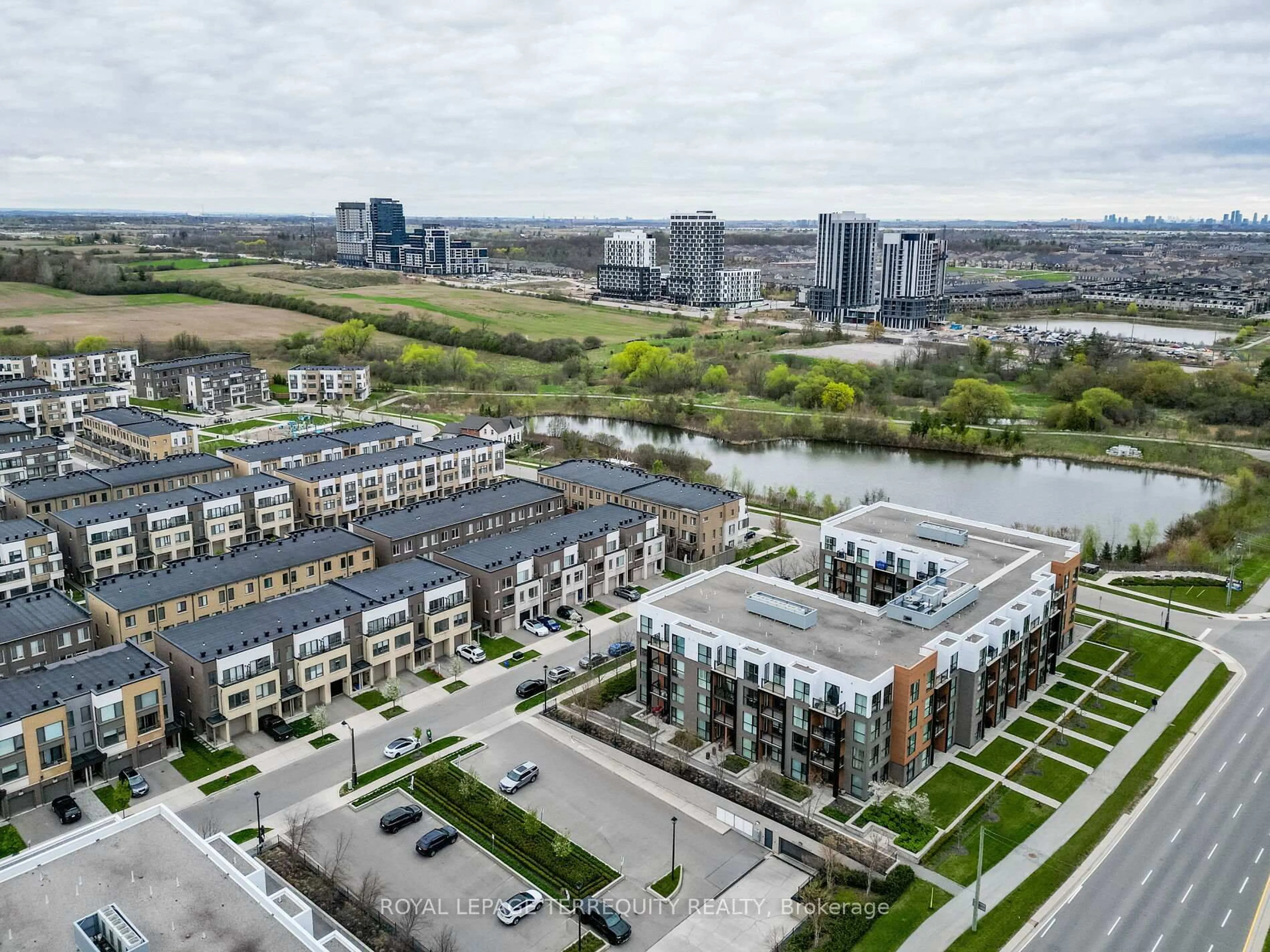 A pic from outside/outdoor area/front of a property/back of a property/a pic from drone, city buildings view from balcony for 195 Sabina Dr, Oakville Ontario L6H 0L4