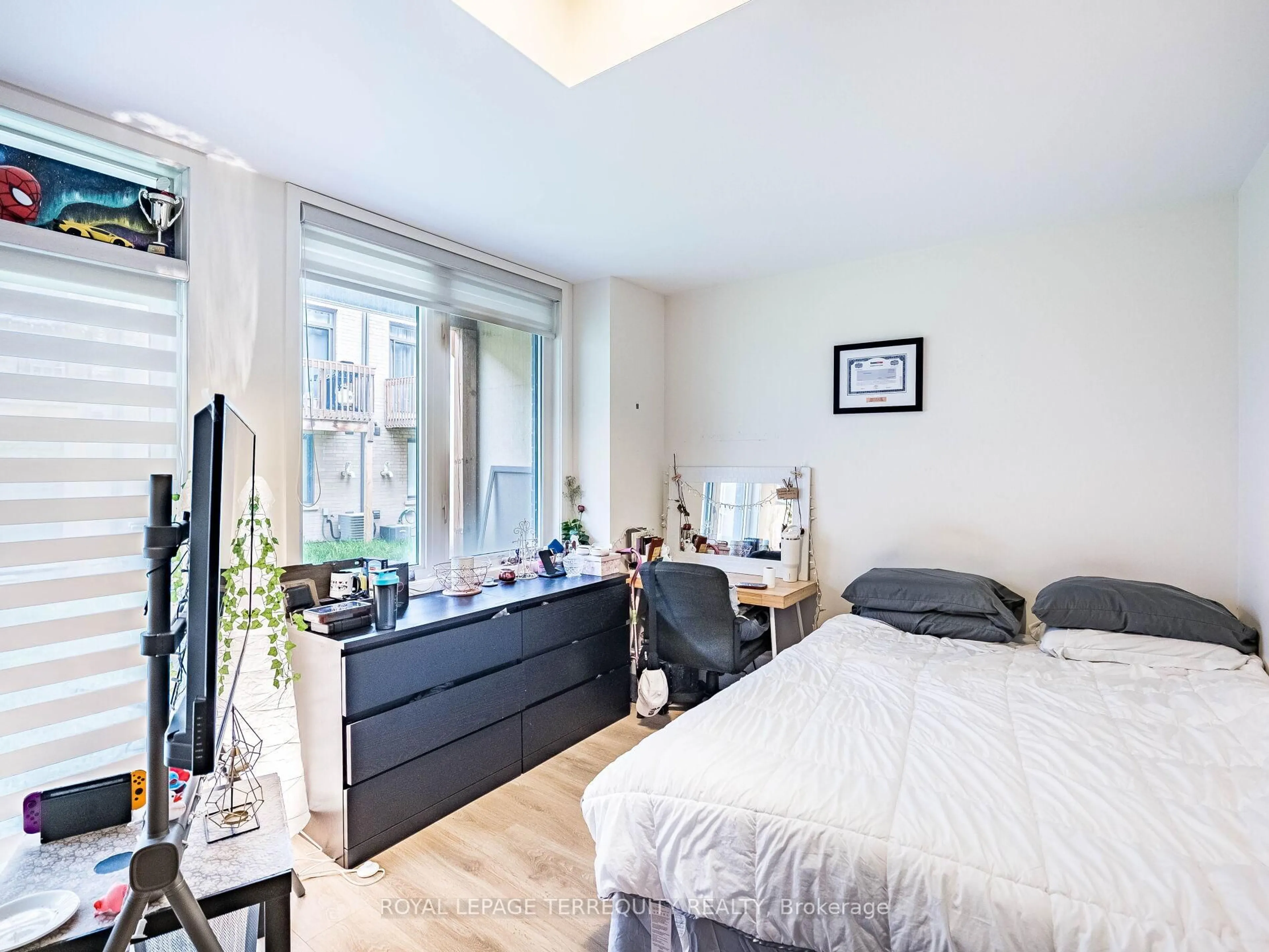 A pic of a room for 195 Sabina Dr, Oakville Ontario L6H 0L4