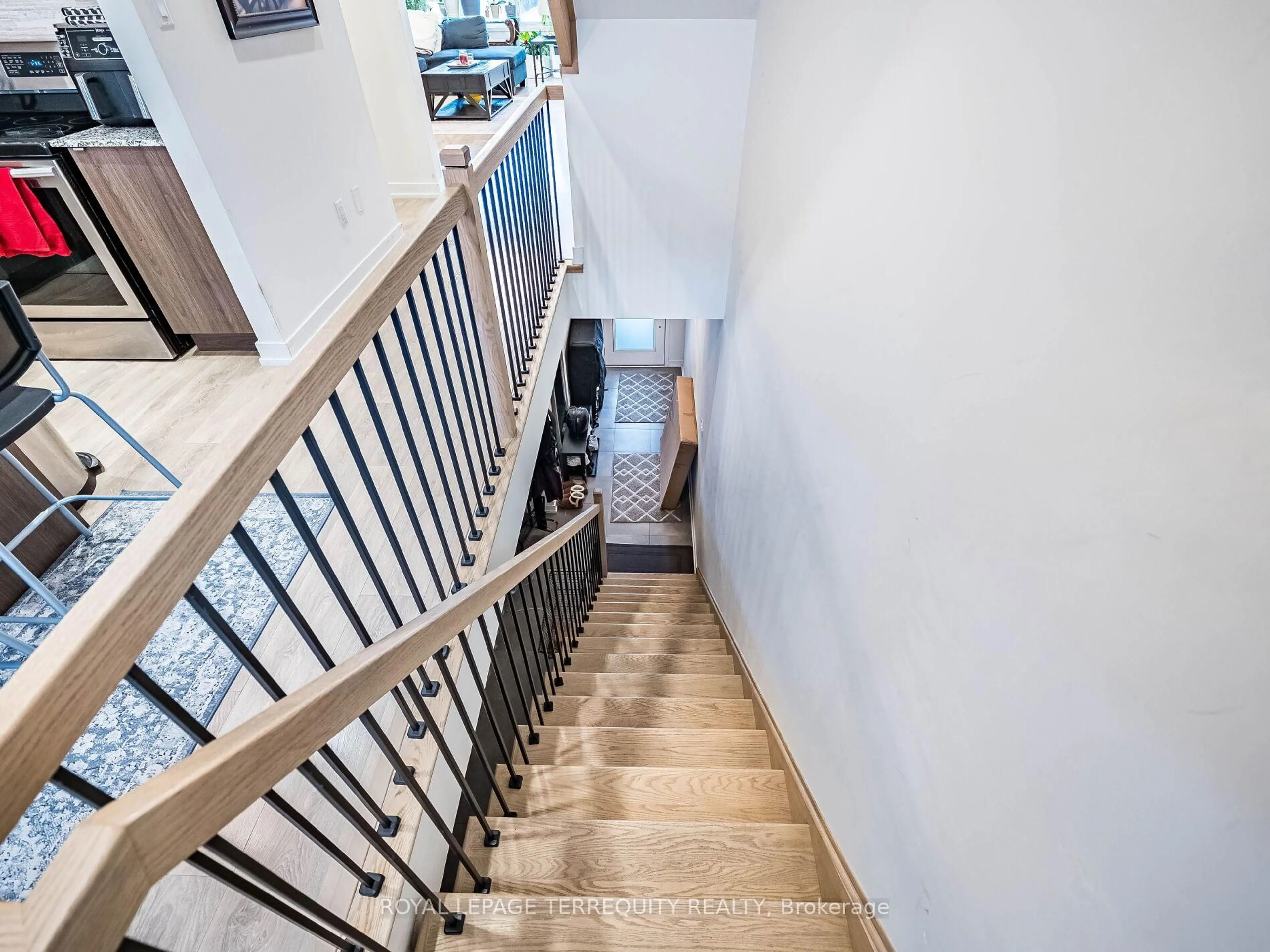 Stairs for 195 Sabina Dr, Oakville Ontario L6H 0L4