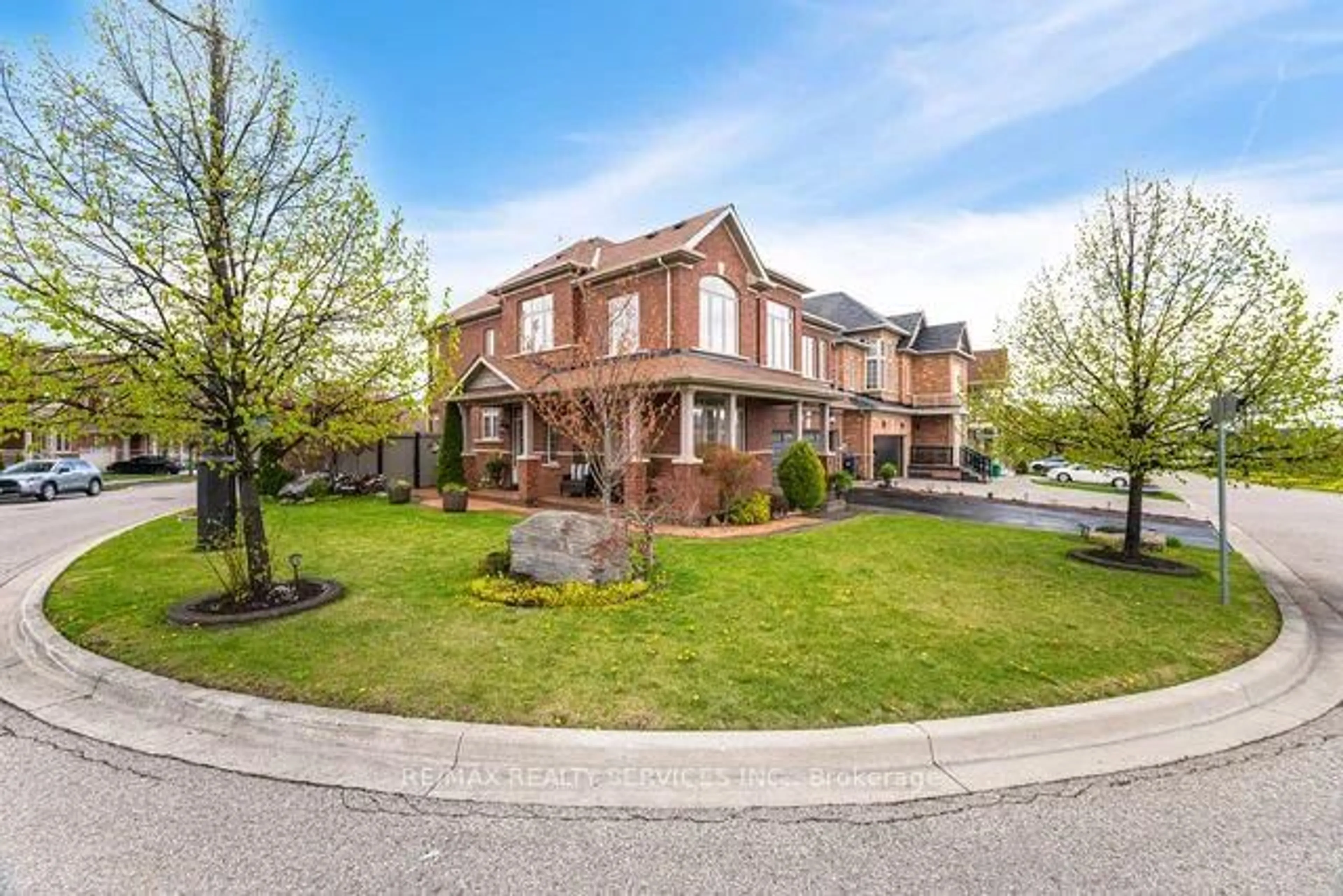 A pic from outside/outdoor area/front of a property/back of a property/a pic from drone, street for 17 Platform Cres, Brampton Ontario L7A 0W5