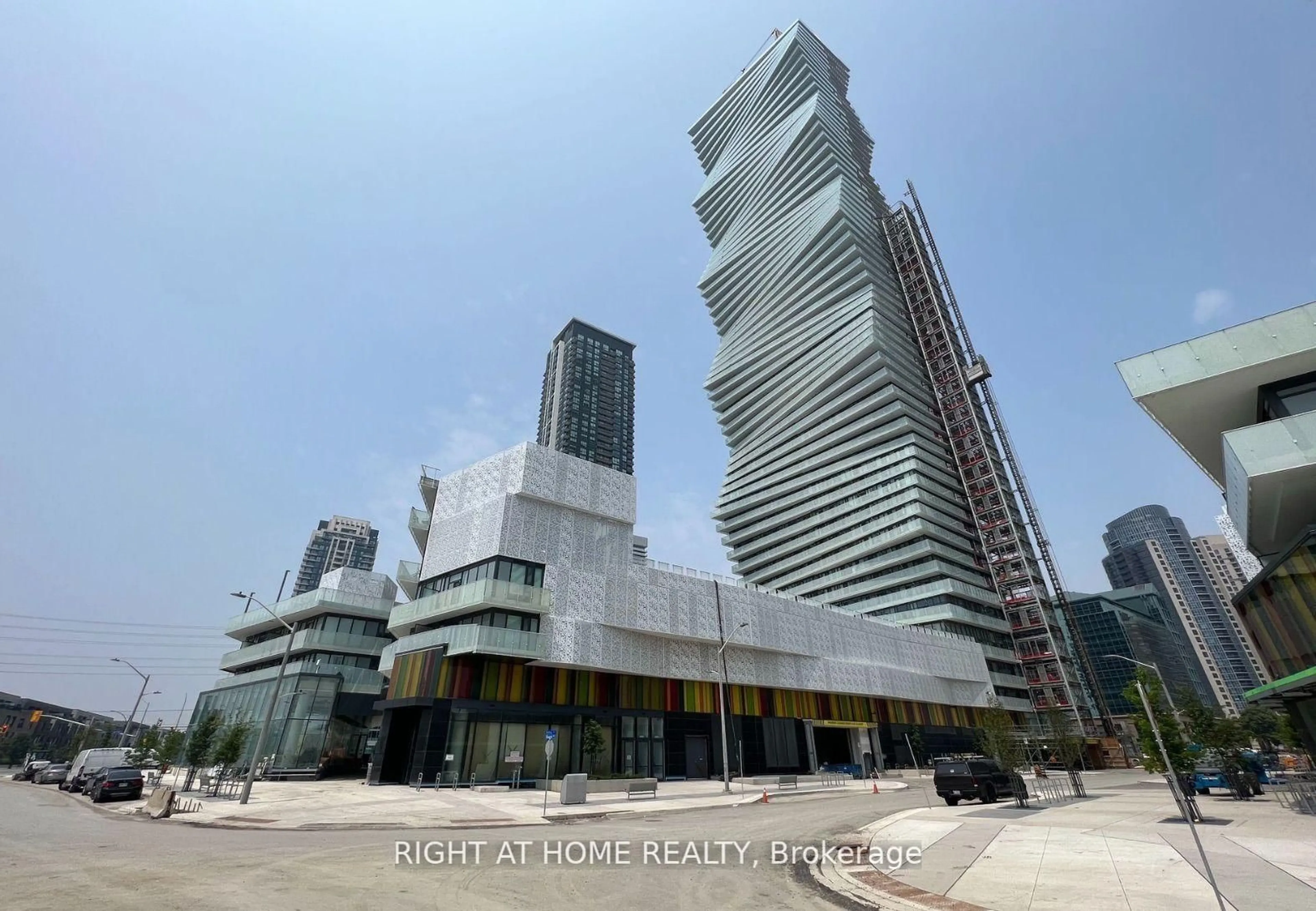 Indoor foyer for 3900 Confederation Pkwy #2507, Mississauga Ontario L5B 0M3