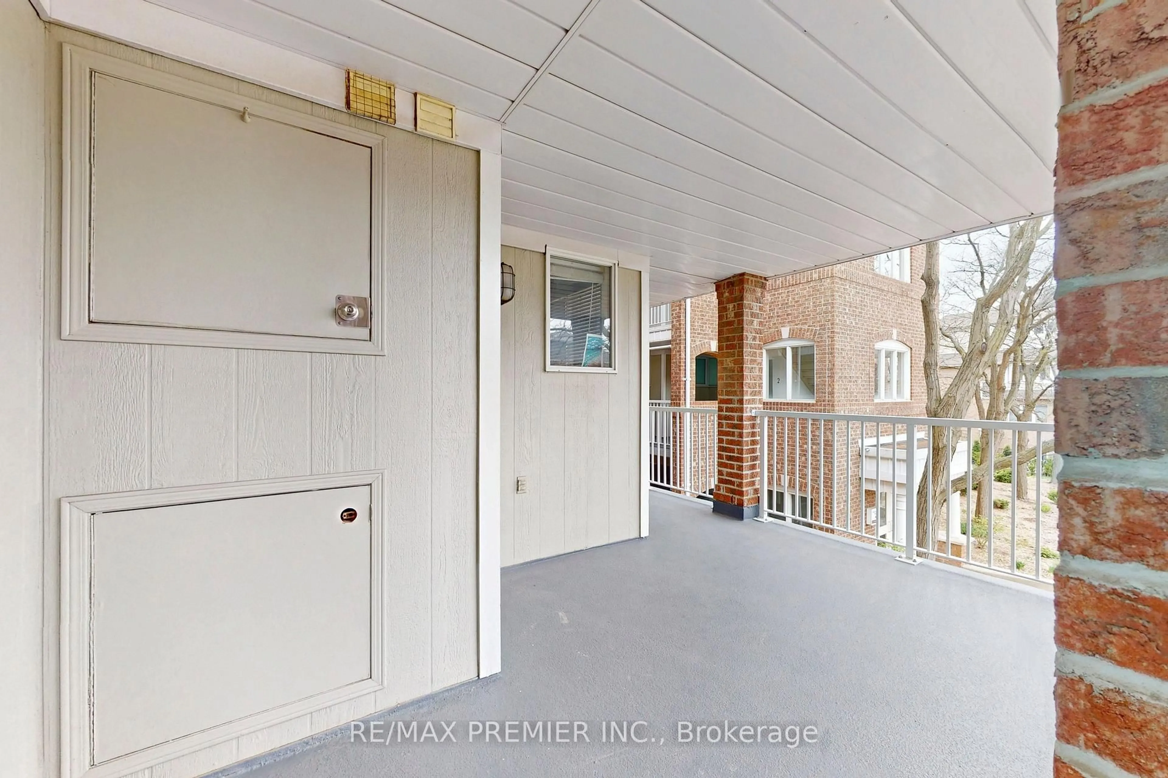 Indoor entryway for 119 Bristol Rd #34, Mississauga Ontario L4Z 3P7