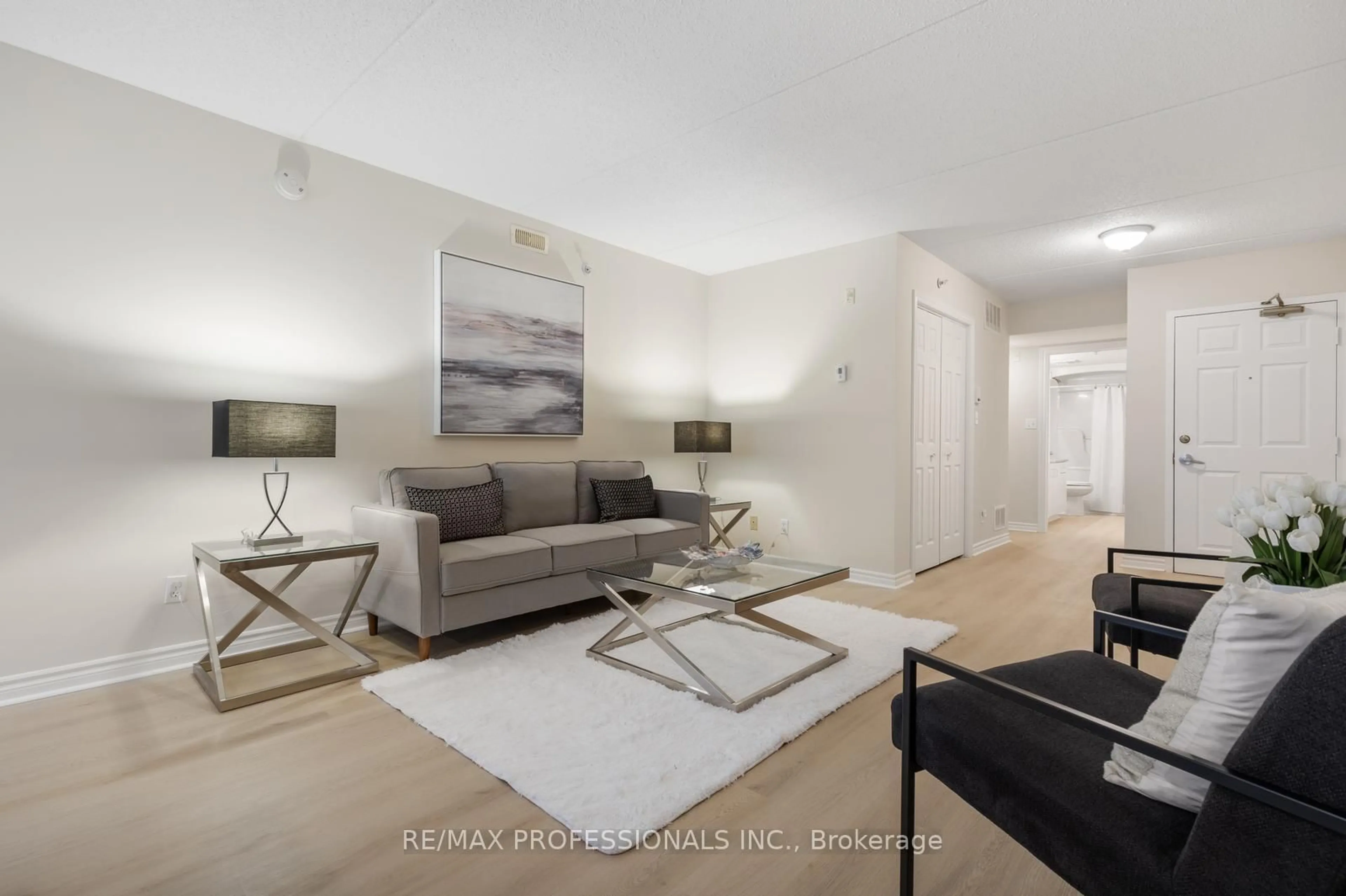 Living room with furniture, unknown for 1470 Bishops Gate #211, Oakville Ontario L6M 4N2