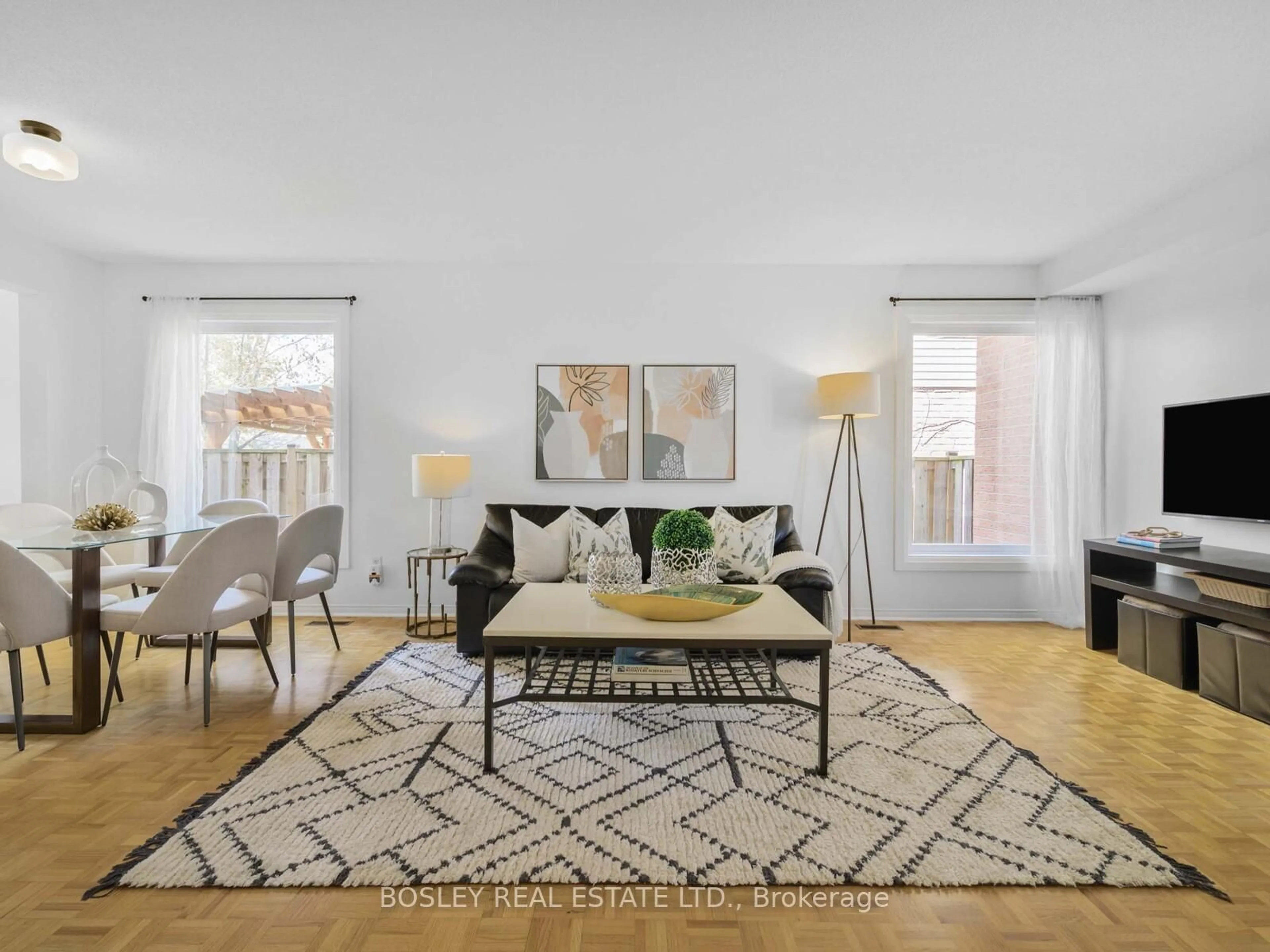 Living room with furniture, unknown for 3090 Keynes Cres, Mississauga Ontario L5N 3A1