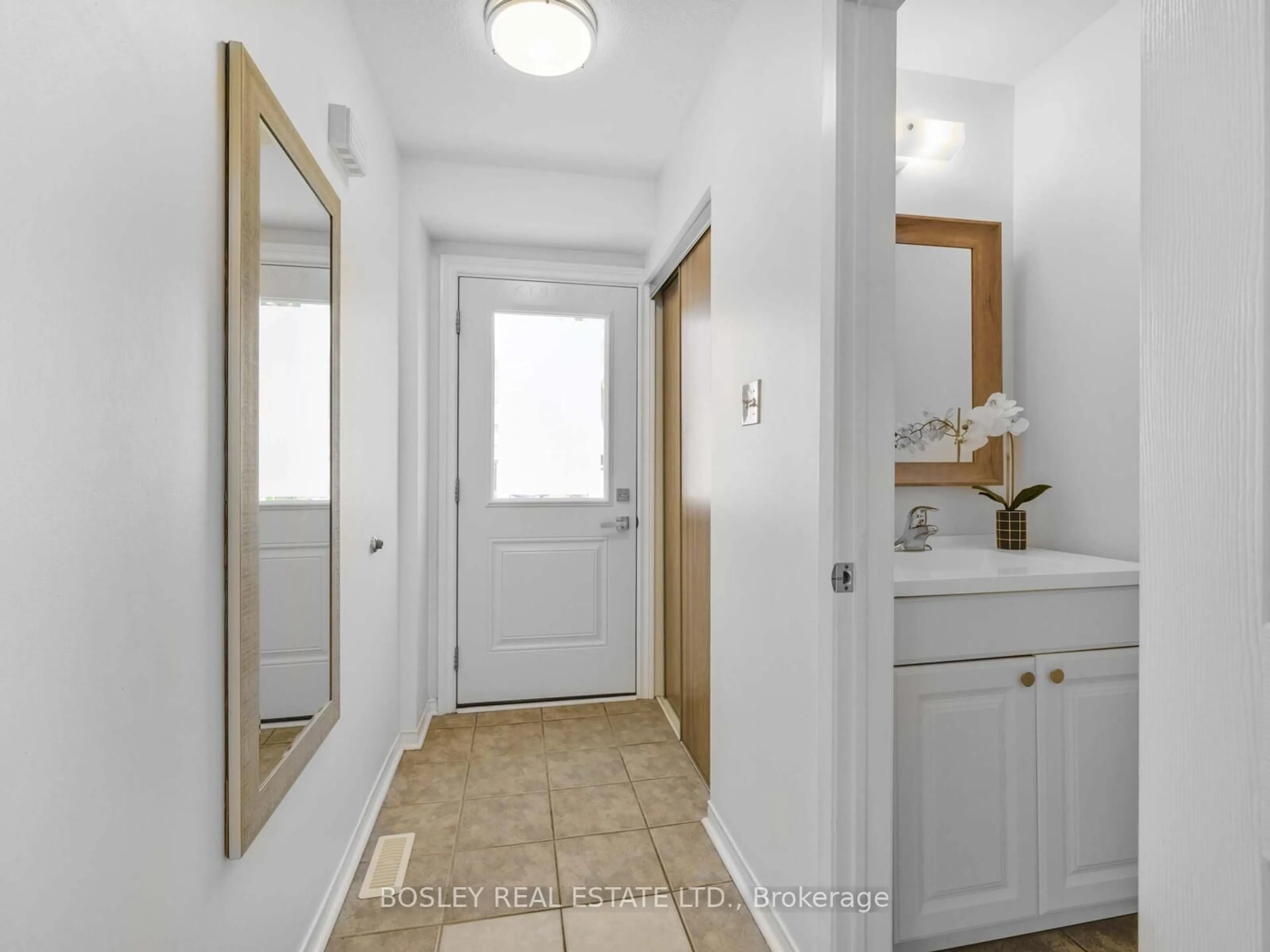 Indoor entryway for 3090 Keynes Cres, Mississauga Ontario L5N 3A1