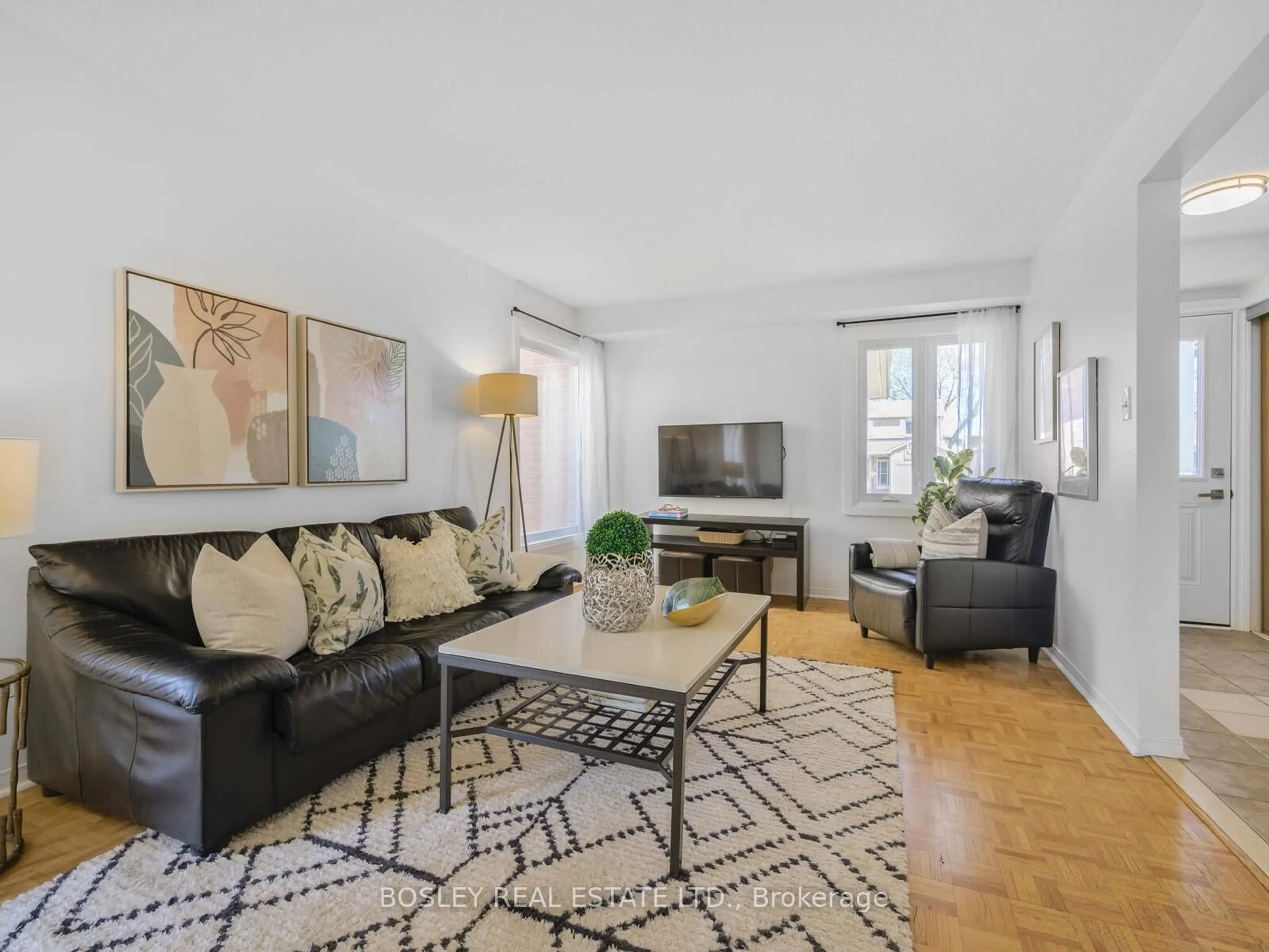 Living room with furniture, unknown for 3090 Keynes Cres, Mississauga Ontario L5N 3A1